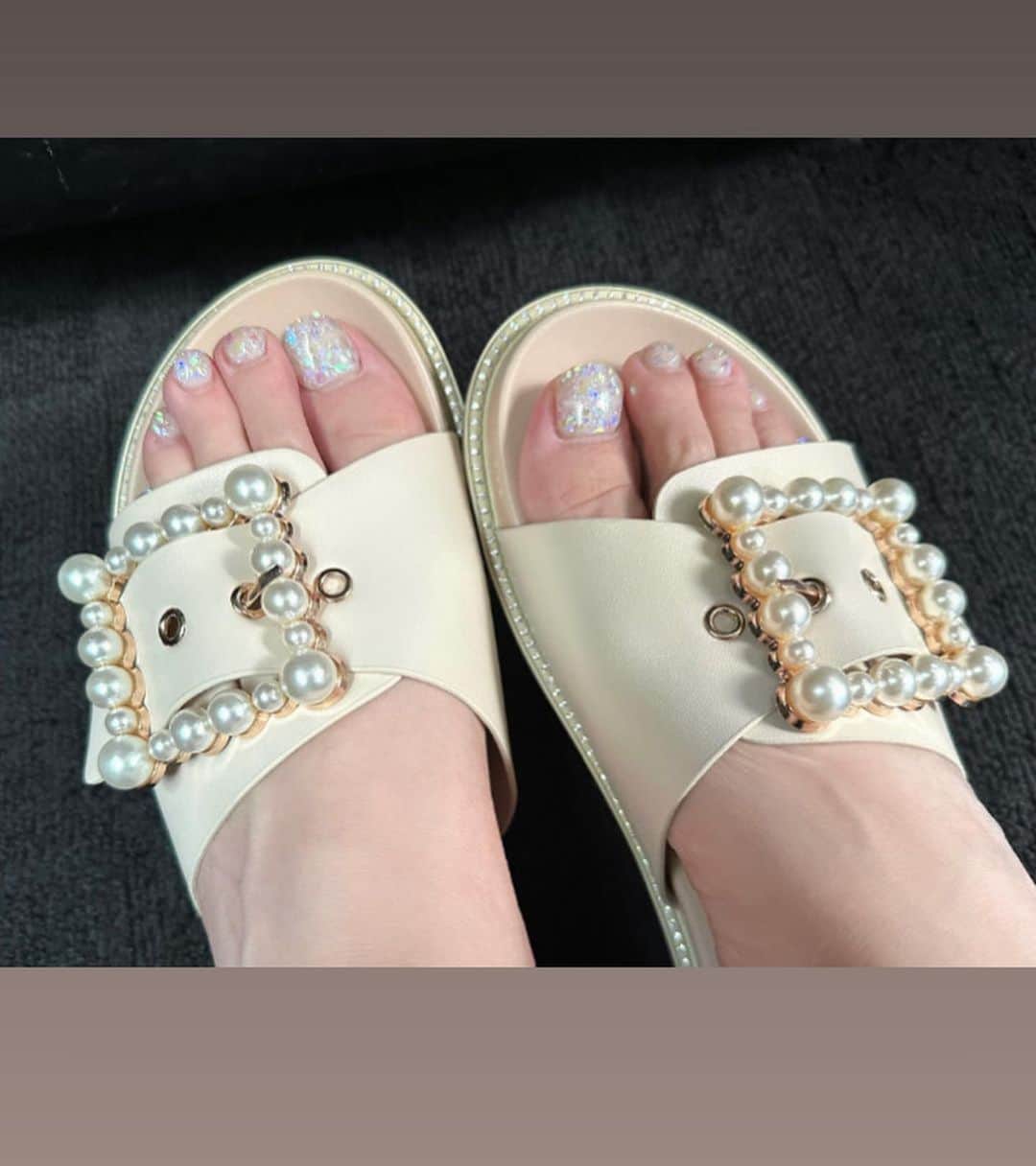 手島優さんのインスタグラム写真 - (手島優Instagram)「・  @miastile.official   のサンダル👡  柔らかくてすんごい履きやすい✨  パールも縁のキラキラも可愛すぎて履いてるだけで幸せ気分になれます🤩 カラーも上品なベージュ系でどんなお洋服にも合うのも嬉しい♪  #ミアスティーレ　#大人かわいい #大人ファッション　#ママファッション　#30代ファッション　#40代ファッション  #サンダル　#パール　#キラキラ #歩きやすい」7月18日 16時41分 - tejimayuu0827