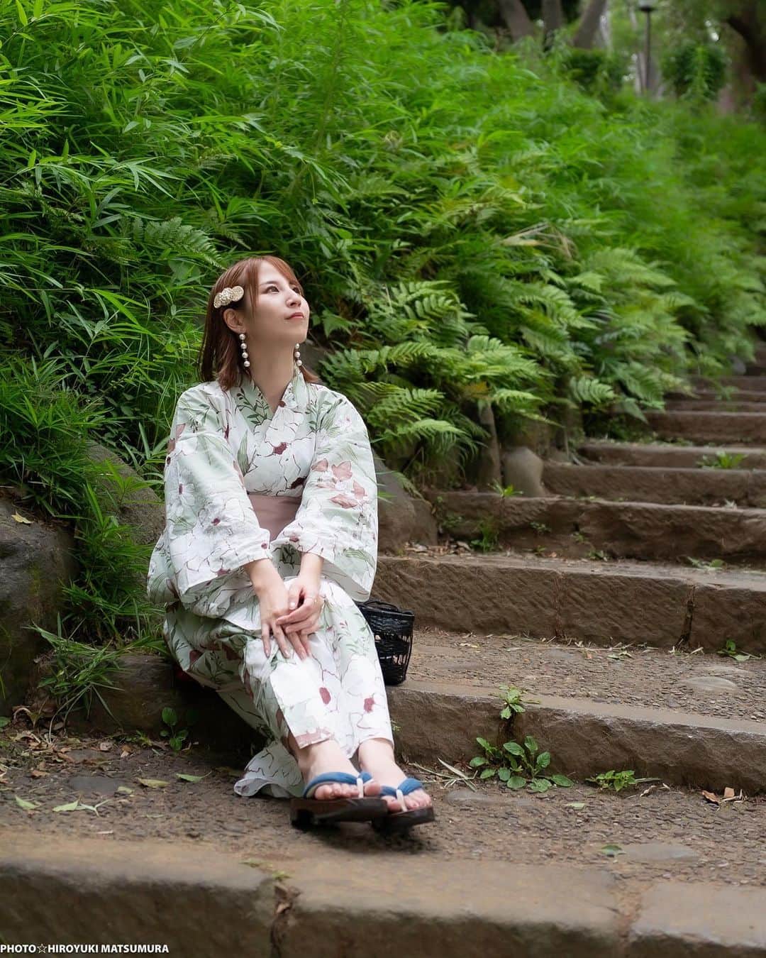 五十川ちほのインスタグラム：「日本の夏👘🎐 . . 森林浴\( ˘–˘ )/🌳 最近は暑くてお仕事以外で浴衣着れないなぁ🥺 . . . #portrait_vision #portraitmodel #portrait_shots #portrait_page #japan_of_insta #japanesegirl #japaneseculture #japanesefashion #asiangirls #yukata #kimonofashion #likeforlikeback #racequeen #ringgirls #芝公園  #RIZINガール  #撮影モデル #ポートレートモデル  #レースクイーン #ラウンドガール #浴衣　#うなじ  #五十川ちほ #ちーころ」
