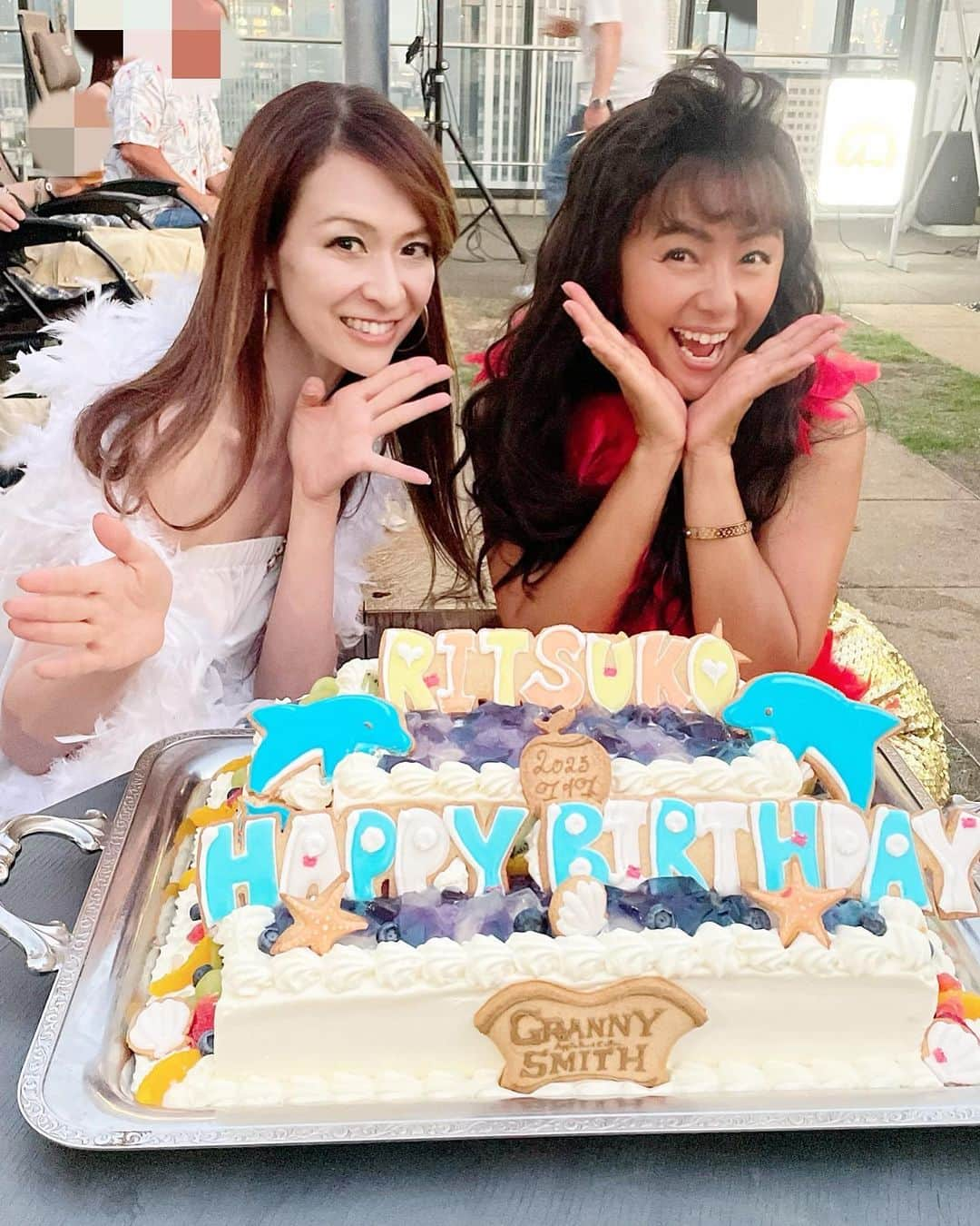 里井真由美さんのインスタグラム写真 - (里井真由美Instagram)「大好きな 田中 律子ちゃん💛🩵お誕生日パーティー㊗️🎉🎊🩵🤍💛  @ri2kotanaka   →swipeしてね♡ 明るく優しく誰からも愛される律ちゃん🤍 お人柄にぴったりな、開放感あふれるプール&テラスで60人ほど皆で盛大にお祝い〜㊗️🎉  奈美悦子さんと3人ショット♡ 光栄でございます♡  @nami.etsuko   ドレスコードはサムシング80's  🪭主役のりっちゃん自らがタイムスリップしてボディコンジュリアナ系で皆を楽しませてくれ笑顔満開🪭😘本当に素敵！ 　  バーベキューはプロのシェフ達が焼いてくださったり、果物フルーツ盛りだくさん♡  グラニースミスの巨大なケーキは、 海のイメージ　おいしかった〜🐬🐬🤍🌴🏖️🏝️🩵🤍  @grannysmith_pie  @shunichiro_seki   りっちゃん　いつもありがとうございます。本当におめでとうございます🤍 これからも仲良しでいてね🩵🤍  。。。。  #田中律子　さん　#お誕生日#海の日#ボディコン#ジュリアナ#大人気#お誕生日ケーキ #お誕生日おめでとう #お祝い#里井真由美」7月18日 16時43分 - mayumi.satoi