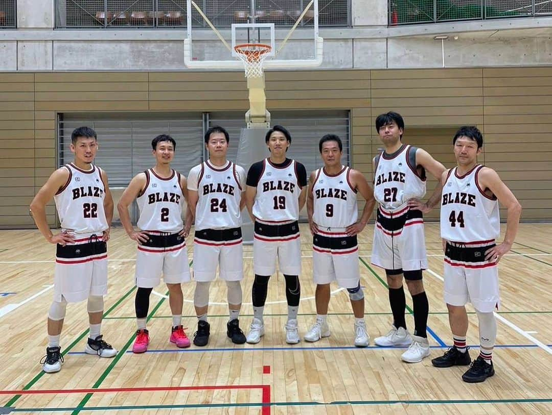 栗原祐太のインスタグラム：「🏀バスケ⛹🏼 7月の世間での連休は ありがたい事に バスケの指導、スクールの合間に自分でもバスケの試合に 参加することができました！  1つの大会は優勝することもできて嬉しい😆 夏2連覇です💪  バスケをする事で コーチをする時のヒントもたくさんもらえるのでバスケ出来そうな時はタイミングが合えば頑張って顔出しますので是非誘ってください！  #バスケ　#バスケットボール #バスケット　#basketball #優勝　#kyus #部活 #バスケスクール #バスケットボールスクール #バスケ教室 #バスケットボール教室 #夏　#イケオジ」