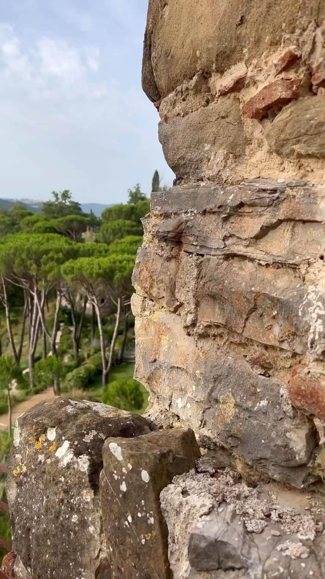 The Cool Hunterのインスタグラム：「It’s hard not to get stuck in a cluster of superlatives when describing the pool at @reschio. Still, it truly is the shimmering sapphire set in the crown of this Umbrian fantasia.   Wreathed by shading umbrella pine, the water vanishes over an imperceptible stone edge that cuts seamlessly into emerald green-manicured lawns. And when viewed under the radiant light of the late afternoon sun, the Elysian scene plays out with such improbable perfection that it invites disbelief.   This daydream, conjured into existence by the Bolza family and the exacting standards of chief visionary and architect Count Benedikt Bolza, exudes aristocratic Italian charm, refinement, and sophistication.   And while there is no shortage of spectacular pools in this world, marvels of engineering cantilevering over sheer cliff faces or impossibly fabricated within the dizzying heights of skyscrapers, it is the restrained elegance of this jewel studded in the grounds of the former Papal Fiefdom, which genuinely sets Reschio apart. #reschio #hotelcastellodireschio #umbria #castellodireschio #thecoolhunter」