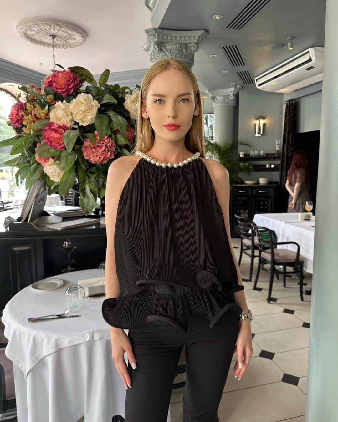 のインスタグラム：「Лучшее место для завтрака и встреч с подругами. Ненавязчивый персонал, идеально белые скатерти и атмосфера, в которой так и хочется поговорить по душам за чашкой крепкого кофе」