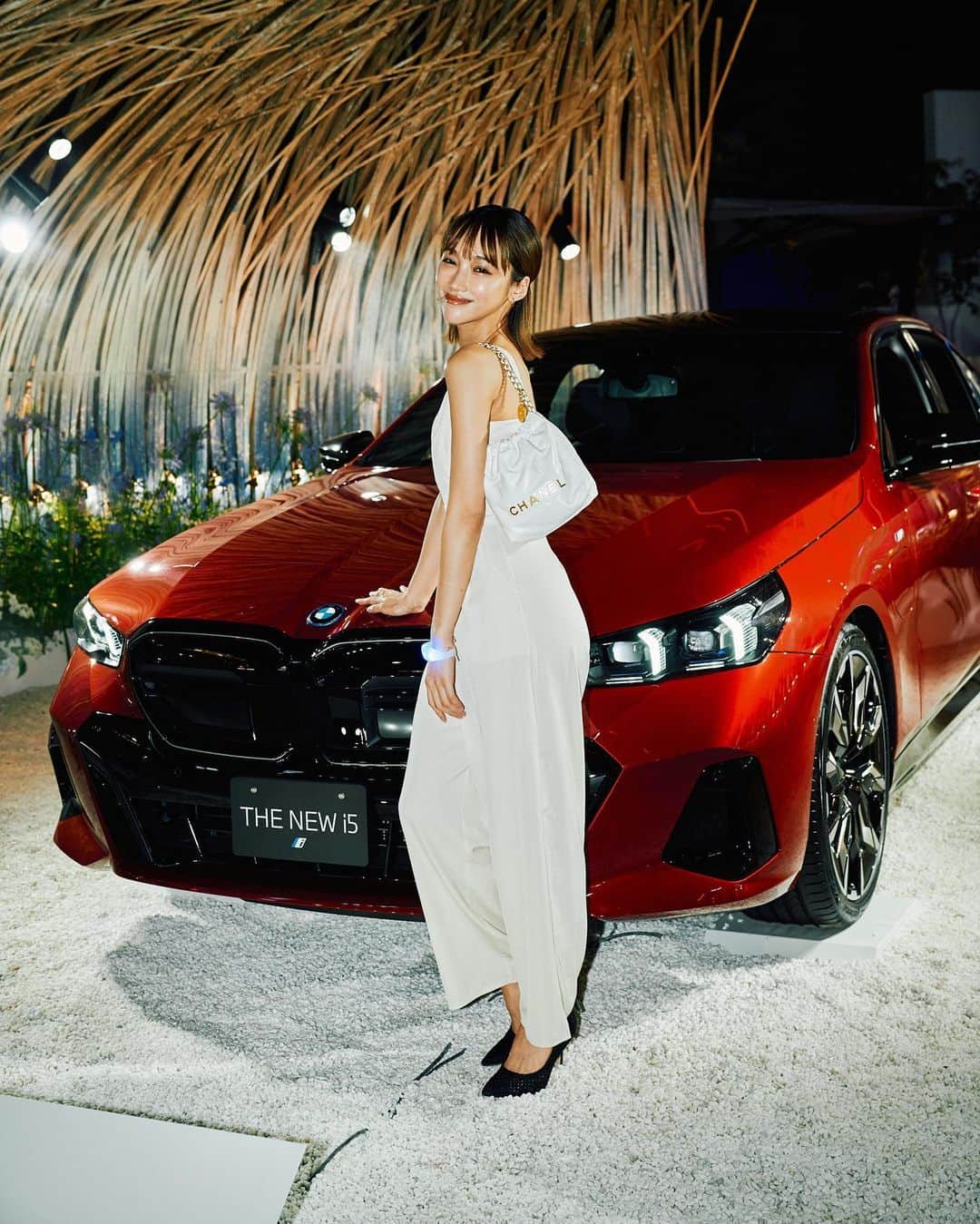 岡田サリオさんのインスタグラム写真 - (岡田サリオInstagram)「7/14-9/17までOMOTESANDO CROSSING PARKにて開催されている 「FREUDE by BMW – THE GARDEN」に一足先に行ってきました🫶🏼 写真の車は新型BMW i5で、日本で初めて展示されているようです！ かっこよかったなーっ  #BMWTheGarden#BMW」7月18日 16時55分 - salio.fficial