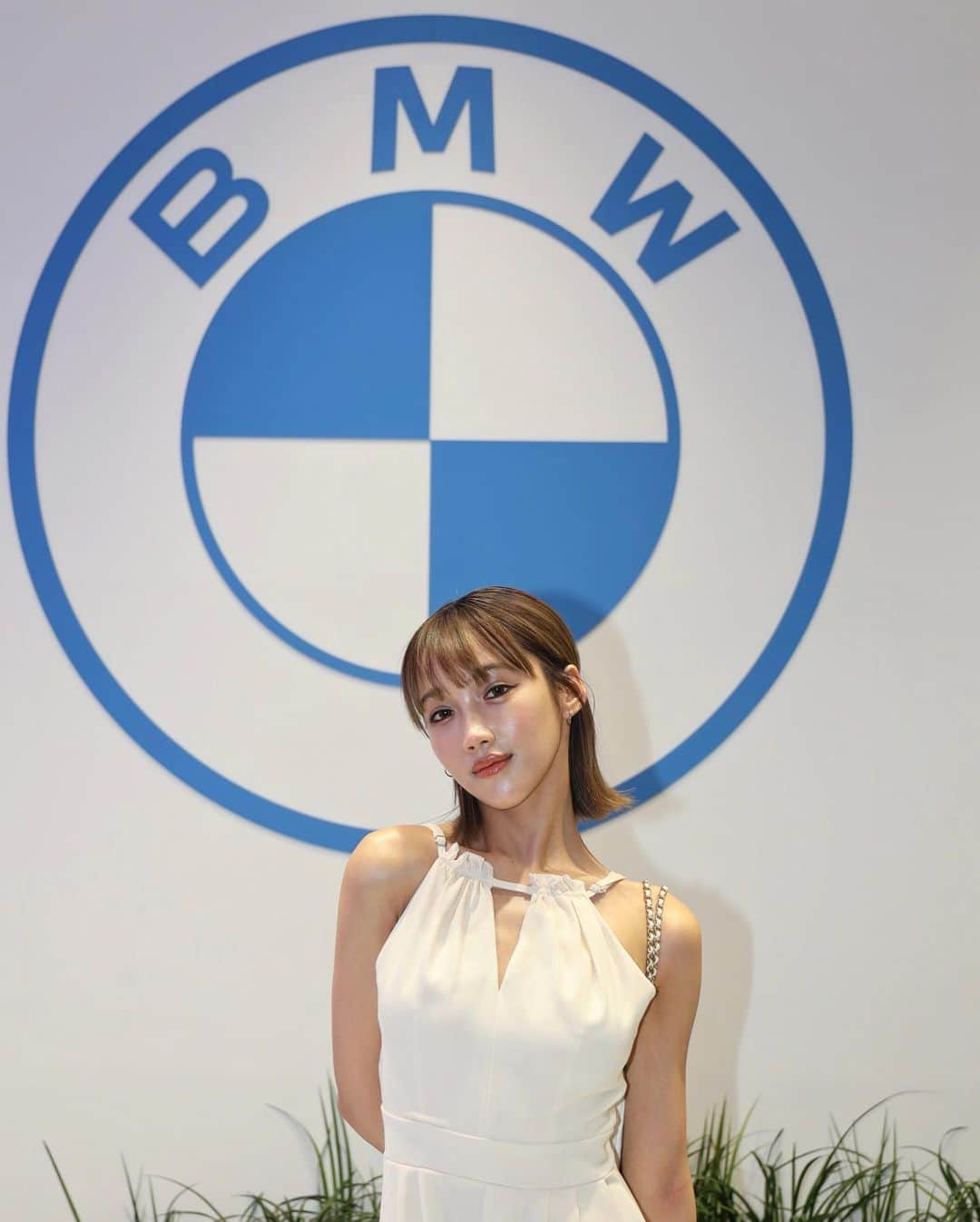 岡田サリオのインスタグラム：「7/14-9/17までOMOTESANDO CROSSING PARKにて開催されている 「FREUDE by BMW – THE GARDEN」に一足先に行ってきました🫶🏼 写真の車は新型BMW i5で、日本で初めて展示されているようです！ かっこよかったなーっ  #BMWTheGarden#BMW」