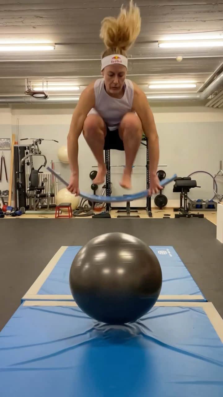 レッドブルのインスタグラム：「training for ski season can be a real balancing act 😏  ⛷️ : @fannysmith   #redbull #givesyouwiiings #skiing #training #wintersports」