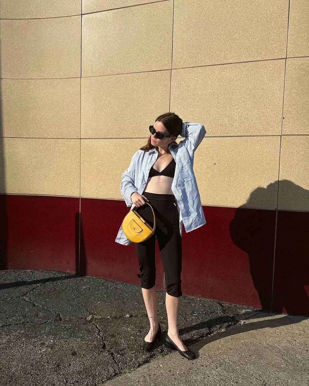 アーペーセーのインスタグラム：「@double3xposure taking in the sun in her yellow Pocket small bag.  #APCParis」
