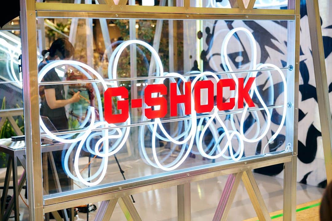 G-SHOCKさんのインスタグラム写真 - (G-SHOCKInstagram)「G-SHOCK 40th Anniversary POP UP EVENT  SELFIE PARK in MIYASHITA PARK  渋谷 @miyashitapark_ にて開催中の“自撮りの遊び場”「SELFIE PARK」。  たくさんの方々にご来場いただいています！  40周年アニバーサリーモデル「CLEAR REMIX」を着用して、夏の思い出の1枚を残そう。  ご来場のお客様には、イベントオリジナルグッズをプレゼント中です。開催は 7月28日(金)まで。お近くの方はぜひご来場ください！(熱中症対策を忘れずに！)  開催場所： MIYASHITA PARK South 2F 吹き抜け広場 東京都渋谷区神宮前6-20-10  営業時間： 11:00 ～ 21:00  ※イベント内展示の商品は施設内「G-SHOCK STORE SHIBUYA」にてご購入が可能です。または、お近くの店舗にてご購入ください。会場設置のQRコードを読み取り、当社ECサイトで商品の詳細もご確認いただけます。  #gshockcr   #g_shock #gshock40th #40th  #SELFIEPARK #SNAPYOURFIT #miyashitapark #anniversary #clearremix #fashion #skeleton #watchoftheday #40周年 #ポップアップイベント」7月18日 17時00分 - gshock_jp