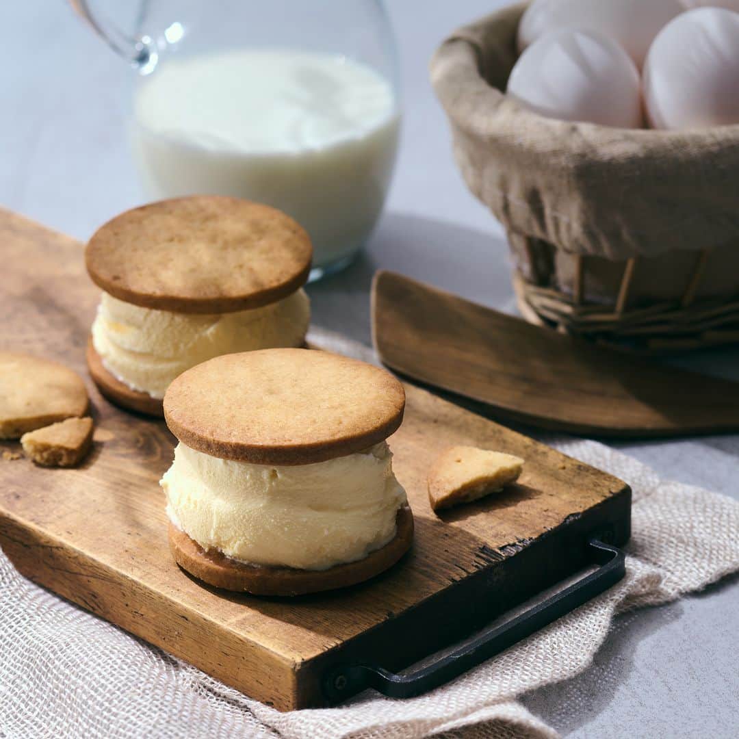 手紙社さんのインスタグラム写真 - (手紙社Instagram)「【「月刊手紙舎」夏にぴったりな、ひんやりアイスのクッキーサンド】 7月22日（土）まで販売中の「アイスサンドBOX」は、もうチェックしましたか？　たっぷりのアイスを香ばしいクッキーで挟んだ、暑い季節に味わってほしい一箱です。シンプルな「ミルク（プレーンクッキー&ミルクアイス）」や、ちょっと和風な「黒ごまきなこ（黒ごまクッキー&きなこアイス）」など、一箱でいろんな味を楽しめる4種類入り。夏にぴったりなひんやりおやつを、この機会にぜひご賞味くださいね。  ▶︎手紙舎お菓子工房「tegamisha oyatsu」のインスタアカウントができました！　手紙舎がお届けする焼き菓子情報はこちらから。 @tegamisha_oyatsu  #手紙舎おやつ #お取り寄せスイーツ #アイスサンド #ミルクアイス #バニラ #アイスクリーム」7月18日 17時00分 - tegamisha