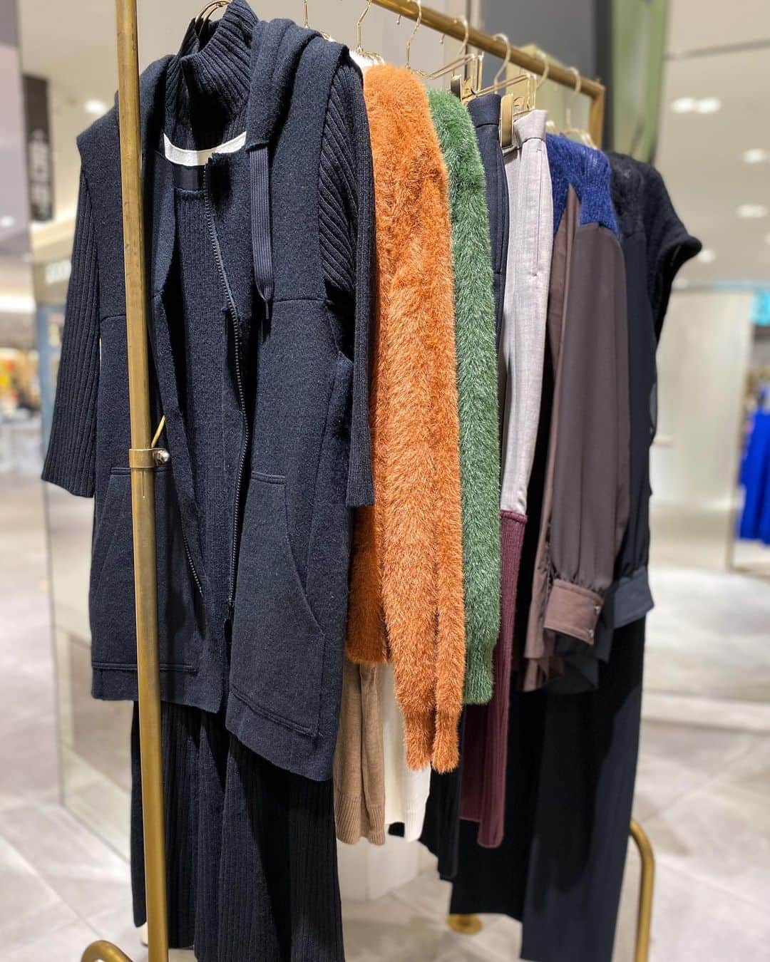 HANKYU.MODEさんのインスタグラム写真 - (HANKYU.MODEInstagram)「. UNDERCOVER PRE-FALL COLLECTION 2023 At 3F MODE  デザイナー 高橋盾が監修する「UNDERCOVER（アンダーカバー）」の2023年プレフォールコレクションが登場。 “アンダーカバーらしさ”と“日常にフィットするウェア”をコンセプトに、ディテールに拘りながらも遊び心のあるカジュアルなデザインのアイテムがラインアップ。  詳しくはプロフィールURLをチェック！ @hankyumode  Page1,2 トップス　68,200円 パンツ　85,800円  Pagr3 ジャケット　99,000円 パンツ　59,400円 ※無地もございます。  Page4,5　Tシャツ(リバーシブル)　各26,400円 Page6　トップス　各30,800円 Page7　パンツ　各71,500円 Page8　カーディガン　各57,200円  #Undercover #アンダーカバー #hankyumode #阪急うめだ本店 #ファッション #新作 #prefall #ジャケット #カーディガン #Tシャツ #パンツ」7月18日 17時00分 - hankyumode