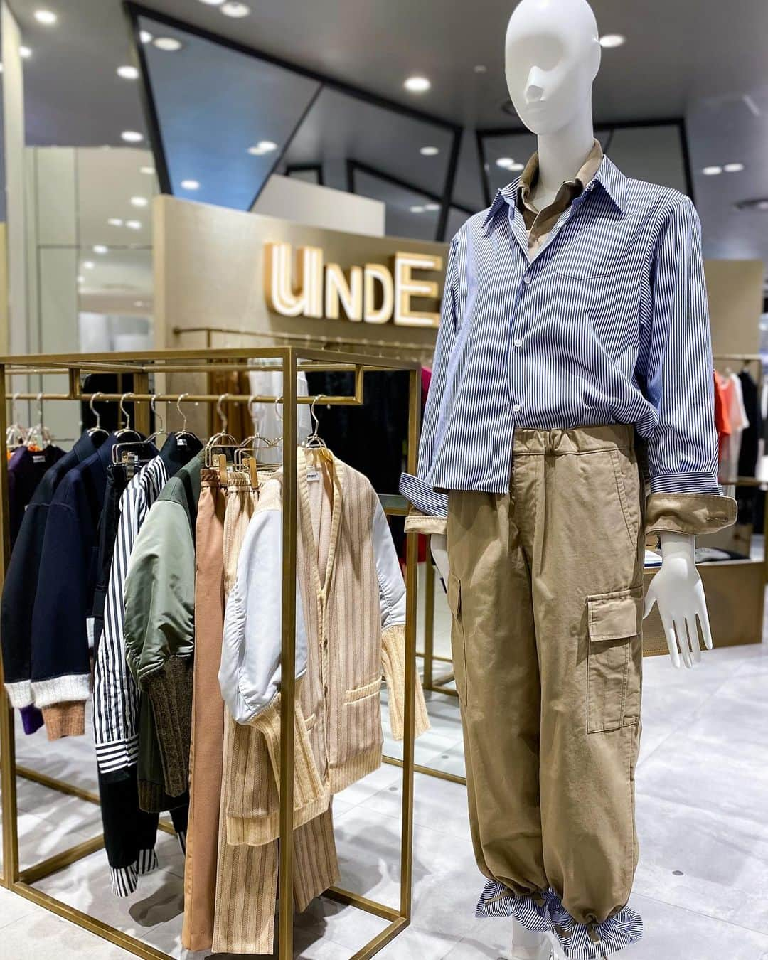 HANKYU.MODEさんのインスタグラム写真 - (HANKYU.MODEInstagram)「. UNDERCOVER PRE-FALL COLLECTION 2023 At 3F MODE  デザイナー 高橋盾が監修する「UNDERCOVER（アンダーカバー）」の2023年プレフォールコレクションが登場。 “アンダーカバーらしさ”と“日常にフィットするウェア”をコンセプトに、ディテールに拘りながらも遊び心のあるカジュアルなデザインのアイテムがラインアップ。  詳しくはプロフィールURLをチェック！ @hankyumode  Page1,2 トップス　68,200円 パンツ　85,800円  Pagr3 ジャケット　99,000円 パンツ　59,400円 ※無地もございます。  Page4,5　Tシャツ(リバーシブル)　各26,400円 Page6　トップス　各30,800円 Page7　パンツ　各71,500円 Page8　カーディガン　各57,200円  #Undercover #アンダーカバー #hankyumode #阪急うめだ本店 #ファッション #新作 #prefall #ジャケット #カーディガン #Tシャツ #パンツ」7月18日 17時00分 - hankyumode