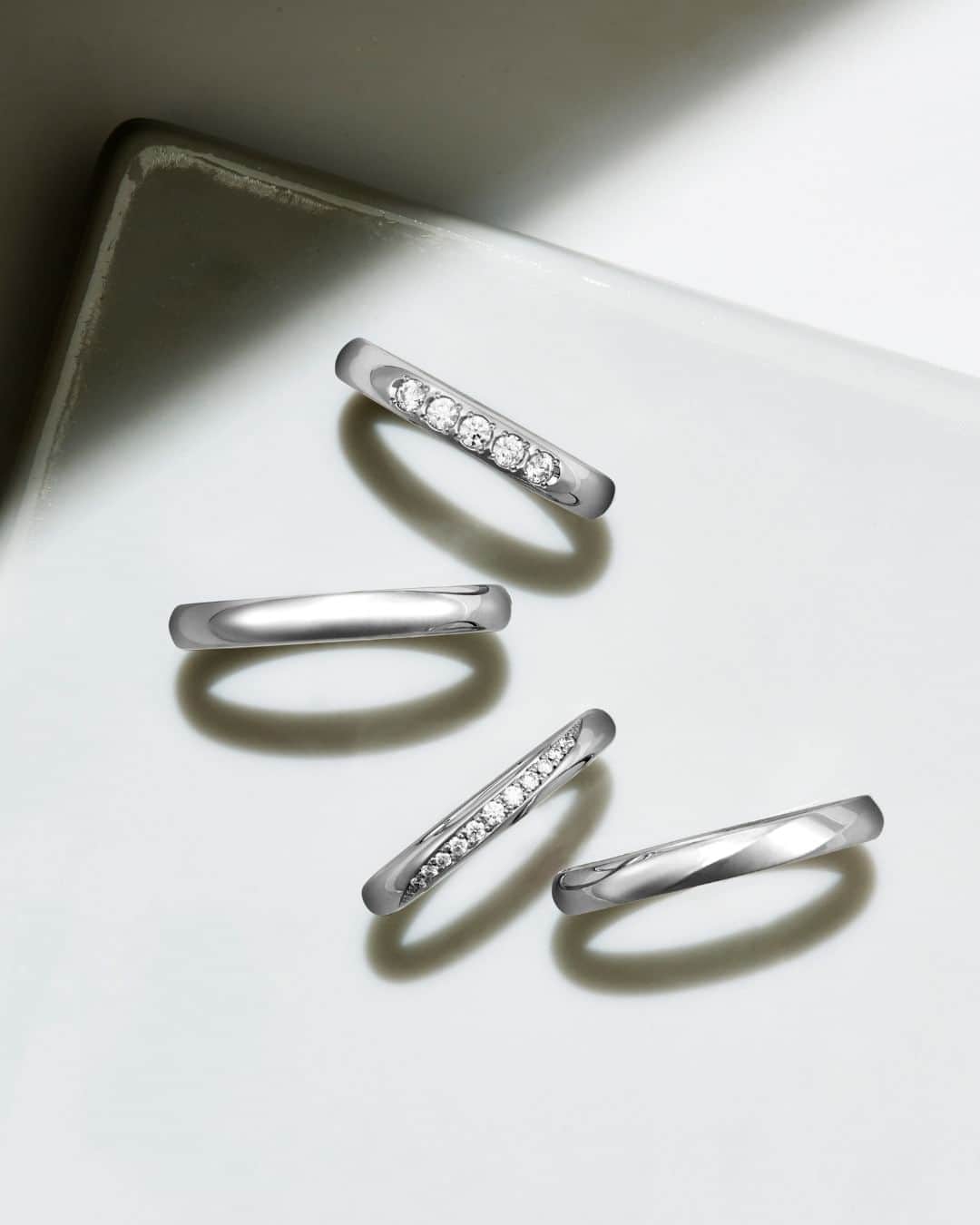 ラザール ダイヤモンド ブティック公式 | 婚約・結婚指輪さんのインスタグラム写真 - (ラザール ダイヤモンド ブティック公式 | 婚約・結婚指輪Instagram)「ー 共に歩んで行く誓いをリングに込めて ー   鍛造製法で作られたシンプルなフォルムが紡ぎだす なめらかな光沢が美しいマリッジリング「ブリス」「ベルヴェデーレ」  混じりけの無い本質的な美しさを追求し、 ずっとつけていたくなる心地よいフィット感。  おふたりらしさにこだわったリングに出会って。  ＜結婚指輪＞BLISS COLLECTION ＜結婚指輪＞BELVEDERE  #lazarediamond #ラザールダイヤモンド #結婚指輪 #マリッジリング #NEWYORK #NYC #ダイヤモンド #ダイヤモンドリング #ブライダルリング #ブライダルリング専門店」7月18日 17時00分 - lazarediamond_boutique