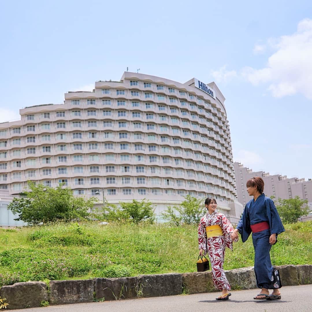 Hilton Tokyo Odaiba ヒルトン東京お台場さんのインスタグラム写真 - (Hilton Tokyo Odaiba ヒルトン東京お台場Instagram)「ヒルトン東京お台場では、夏の期間限定で『浴衣でぶらりODAIBA』パッケージをご提供しています👘  ホテル内に設置された「着物レンタルVASARA」の特設会場にてお好きな浴衣をお選びいただき、レストランでのお食事やアフタヌーンティー、ご宿泊をお楽しみください。  お食事をご堪能いただいたあとは、周辺施設で遊んたり、お台場散策をしたり…。今年は浴衣を着て、日本の夏を満喫しませんか？🎐  当日の浴衣着付け体験も承っておりますので、ご友人やカップル、ご家族とぜひお越しください🌻  ▶詳細は、@hilton_tokyo_odaiba のプロフィール欄よりご確認いただけます。   #ヒルトン東京お台場 #hiltontokyoodaiba」7月18日 17時01分 - hilton_tokyo_odaiba