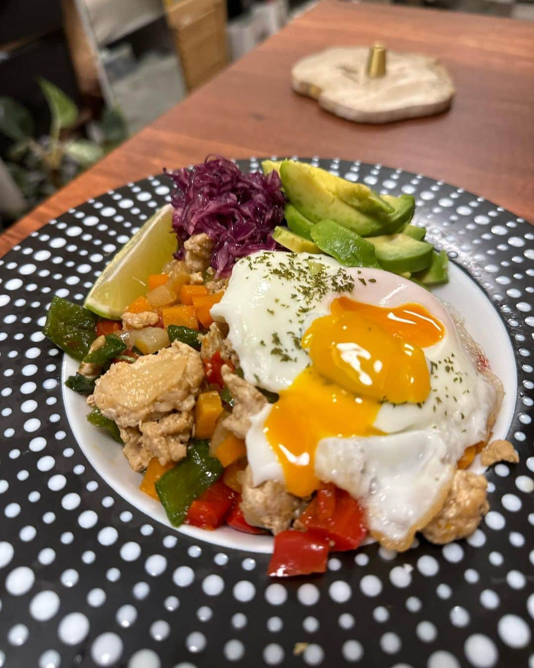 中谷萌さんのインスタグラム写真 - (中谷萌Instagram)「🫑🌶️🍳🍚  自炊記録。  タイから帰ってきて余韻で 無性に食べたくなった大好きガパオライス。暑いと、辛いの食べたくなるんですかね〜（冬も言ってる気がする）  バジルとナンプラーは、必須！ 一気に本格的になります！ライムも！  ナンプラー大好きだけど、フライパンにナンプラー入れた時って、びっくりするほど臭くないですか！？笑笑 タイの魚醤ですけど、使うたびにいっつもびっくりしちゃいます🫣💓 それでも好きなんですけどね🫧  紫キャベツのラペもつくったら 一気に鮮やかに〜🇹🇭💜 ワンプレートごはんは、洗い物少なく済んでありがたいですなぁ。。  #おうちごはん　#自炊記録 #ワンプレートごはん #ガパオライス #タイ料理」7月18日 17時11分 - n_moepi_fbs