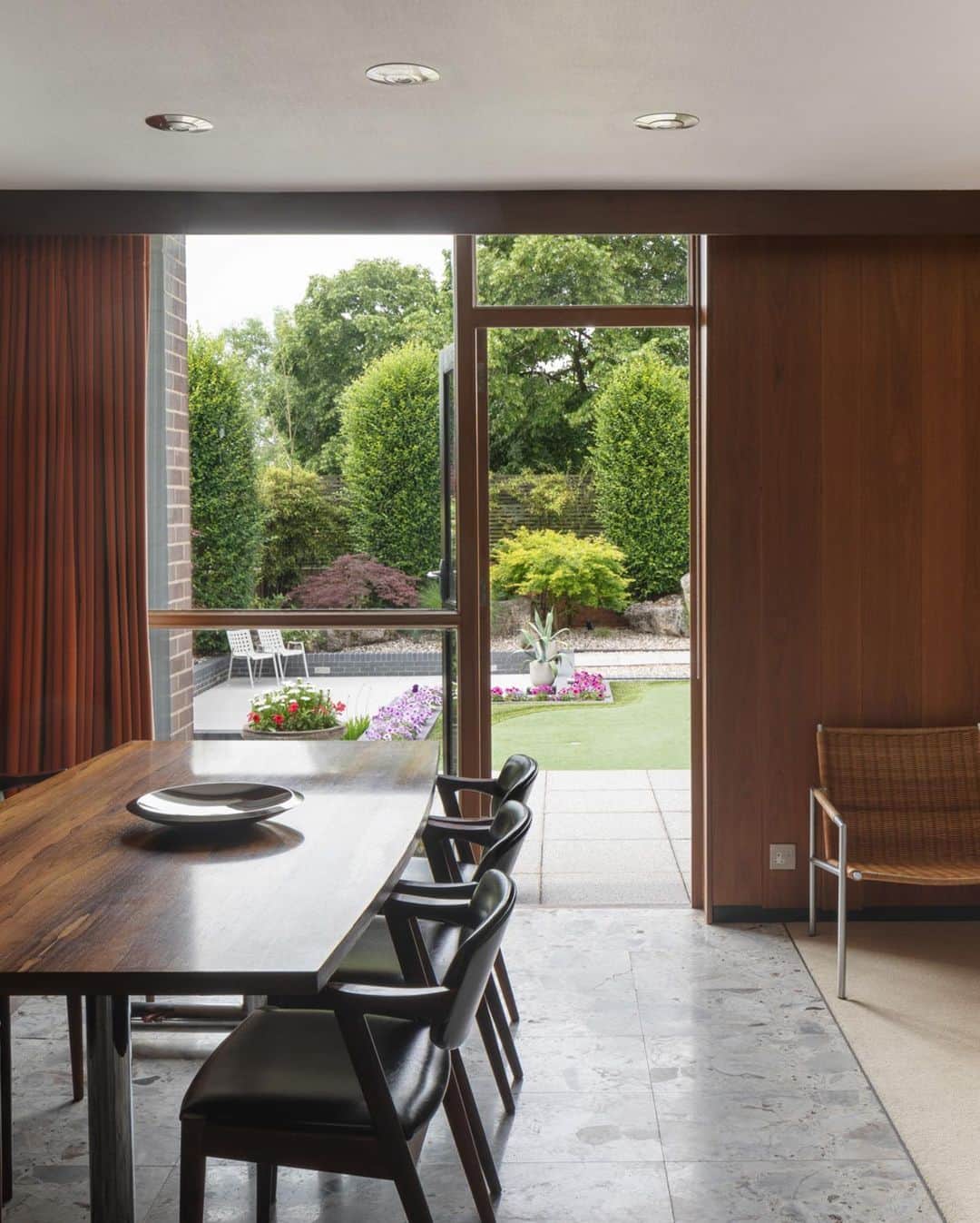 The Modern Houseさんのインスタグラム写真 - (The Modern HouseInstagram)「#forsale Top Tier: a restored mid-century home in Loughton, Essex, with meticulously kept multi-levelled gardens.  Head to the link in our bio to view the full listing.  St Johns Road II, Loughton, Essex.」7月18日 17時03分 - themodernhouse