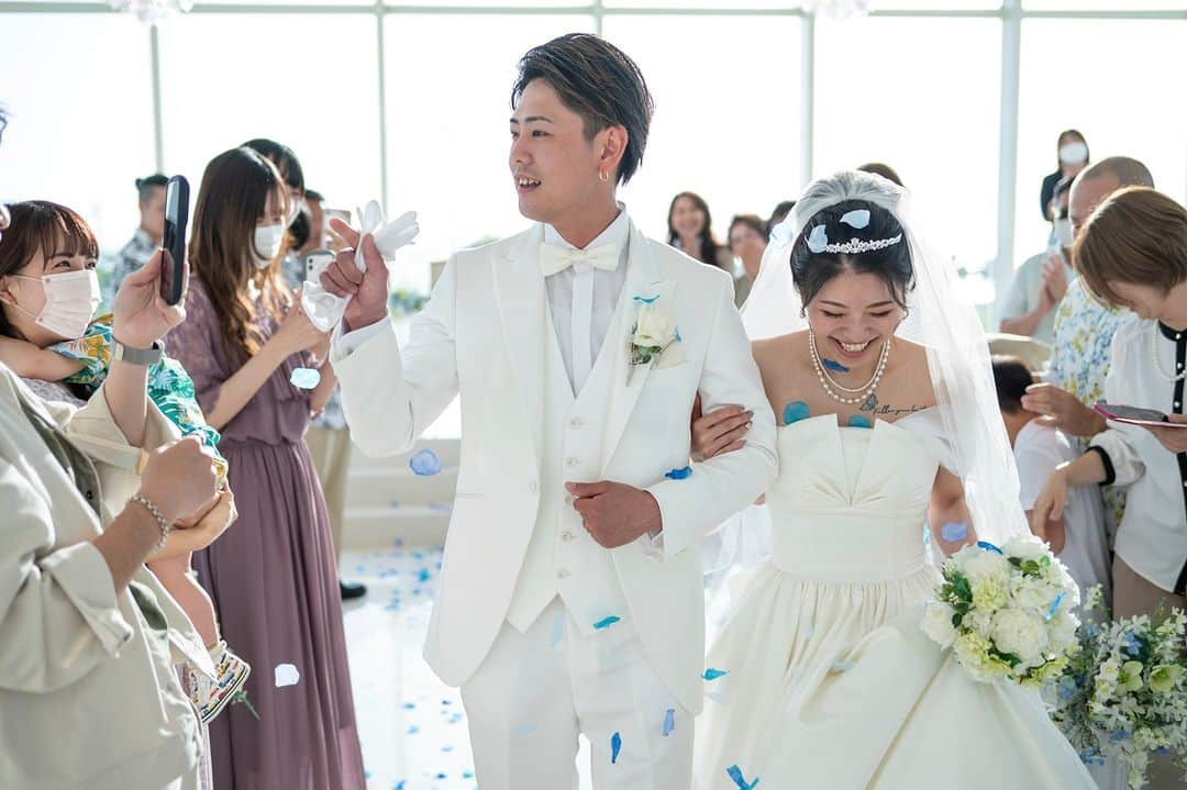 【公式】小さな結婚式さんのインスタグラム写真 - (【公式】小さな結婚式Instagram)「. @petit.wedding をフォローしてね♩ #小さな結婚式 をつけてのお写真投稿も大歓迎です♡ こちらの公式IGでリグラムさせていただきます＊ . ゲストのみなさまに永遠の愛を誓う #人前式  今流行りのゲスト参加型演出 #サンドセレモニー でおふたりとゲストの 心に残る結婚式を叶えて！  みんなで作ったオブジェは 結婚式の記念品として新居に飾っても◎ . >> #小さな結婚式沖縄店 . ——————— #petitwedding #ラヴィファクトリー #前撮り #結婚式 #プレ花嫁 #卒花 #家族婚 #少人数結婚式 #ウェディング #wedding #bridal #weddingdress #花嫁 #挙式 #結婚式準備 #式場探し #日本中のプレ花嫁さまと繋がりたい #結婚式の思い出に浸る会 #結婚準備 #沖縄花嫁 #ウェディングフォト #花嫁コーディネート #ゲスト参加型演出 #挙式演出 #チャペル #新居」7月18日 17時05分 - petit.wedding