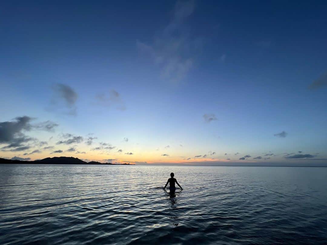 ちとせよしののインスタグラム：「海の日出遅れた~🤣 プール抜けた先にある米原ビーチの夕景🌅✨️  あと最後のは空こんなに青くなる？！てなってた写真！ よく見たら一番星が…！🌟 島の空はいいですなぁ(⸝⸝¯ᵕ¯⸝⸝)  #石垣島 #石垣島旅行 #米原ビーチ #夕景」