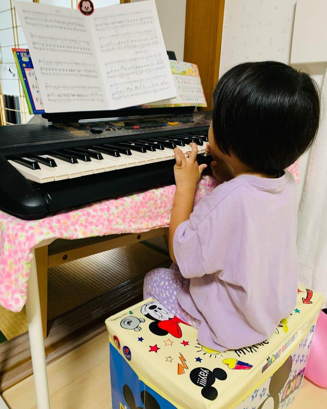 のインスタグラム：「ピアノ🎹習ってほしいなぁ(*´∀`)♪ 好きなように両手で弾いて、読めないけれど楽譜をひろげて🎼 リトミックを習ってるおかげで、リズム感は完璧👌 絶対音感もあと少し‼️‼️  5歳の長女は、楽譜も読めるようになってきたし、自分で楽譜みて弾けるようになったし！絶対音感ついてきたと、先生に絶賛された😄 でもまだ習っていない😂 #3歳 #5歳 #2歳差育児 #プレママ #子供のいる暮らし #年子 #ホリプロ #横山愛子」