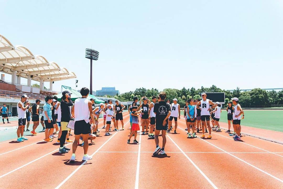 神野大地のインスタグラム：「RETO RUNNING CLUB！ 夢の島競技場を貸切にしての1500mT.Tとチーム対抗3本勝負！ 暑さなんて関係ないくらい楽しかった！！ RETOメンが大好き過ぎる！！ メンバーの本気の走りと笑顔にたくさんのパワーを頂きました！！  MGCまでも残り3ヶ月切った！ 冷静に淡々と自分の練習をこなすのみ。 やってやるぞ！🔥  @reto_sports  #retorunningclub  📸 @tatsu__tatsu」