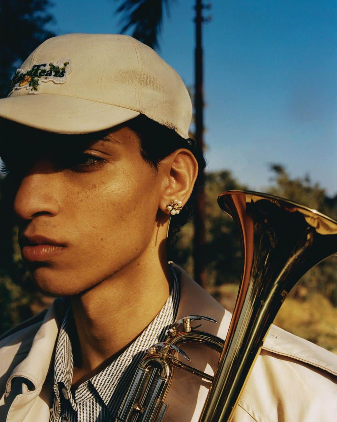 クリスチャンディオールさんのインスタグラム写真 - (クリスチャンディオールInstagram)「The mellow strains of saxophone float across Egyptian landscapes in these images of the #DiorTears capsule from #DiorMagazine 42. Guest designed by @DenimTears founder @TremaineEmory for the #DiorMenFall 2023 collection by @MrKimJones, and exploring the story of the African diaspora and Black jazz icons in the United States of America, the poetic line, available online and in your nearest Dior boutique, combines workwear with sinuous tailoring and varsity staples, paired with elegant cognac leather accessories such as the Trumpet bag.  © @dexternavy」7月18日 17時08分 - dior