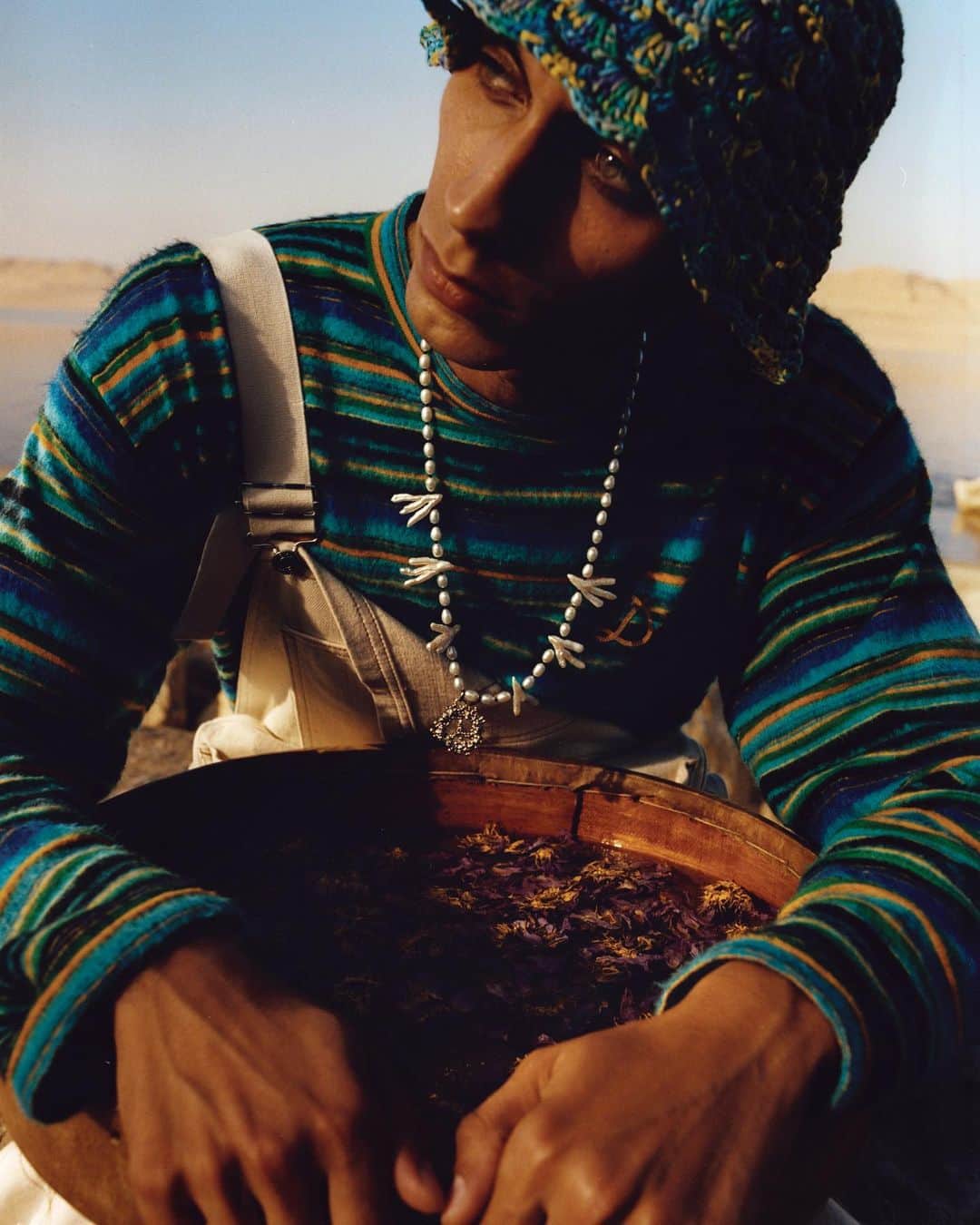 のインスタグラム：「The mellow strains of saxophone float across Egyptian landscapes in these images of the #DiorTears capsule from #DiorMagazine 42. Guest designed by @DenimTears founder @TremaineEmory for the #DiorMenFall 2023 collection by @MrKimJones, and exploring the story of the African diaspora and Black jazz icons in the United States of America, the poetic line, available online and in your nearest Dior boutique, combines workwear with sinuous tailoring and varsity staples, paired with elegant cognac leather accessories such as the Trumpet bag.  © @dexternavy」