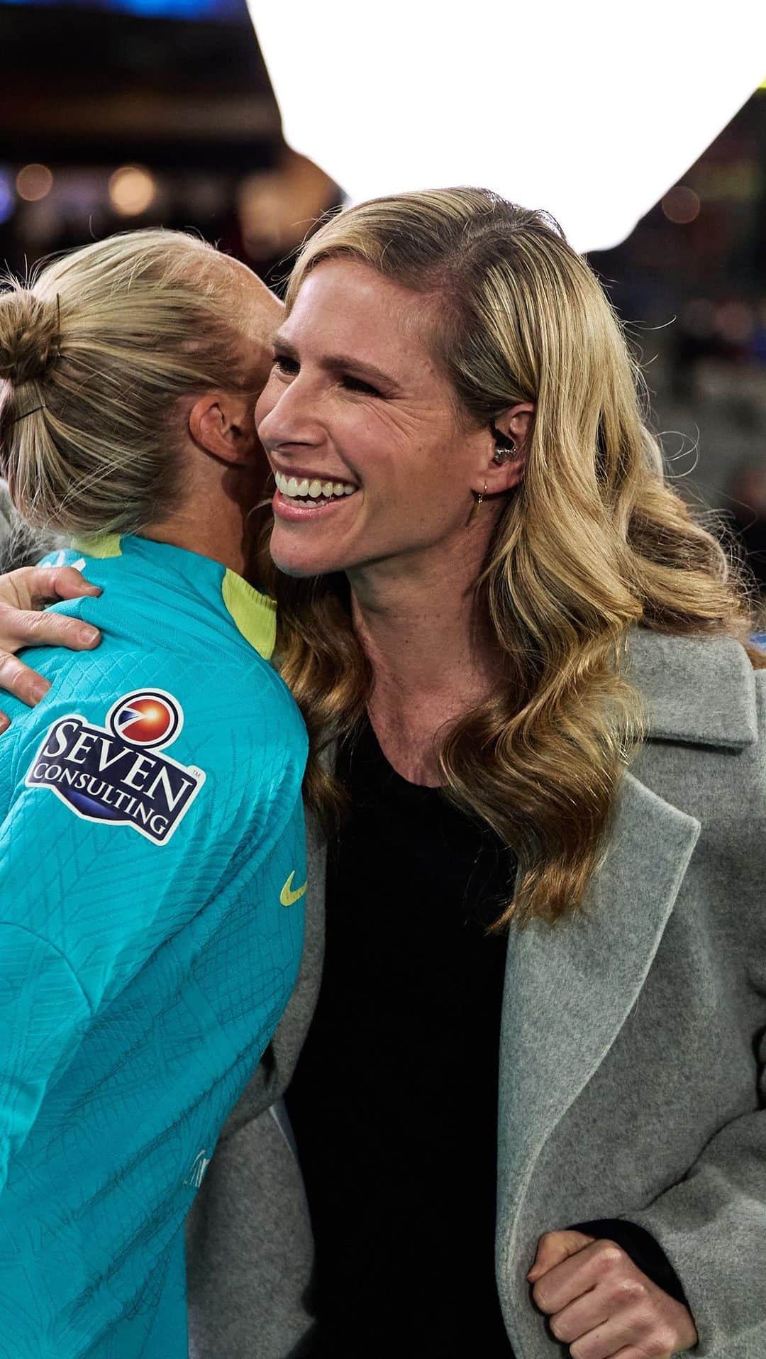 イリース・ケロンド・ナイトのインスタグラム：「Reunited and it feels so good 🤝  Great to see you on Friday night KK and Loz!   #Matildas」