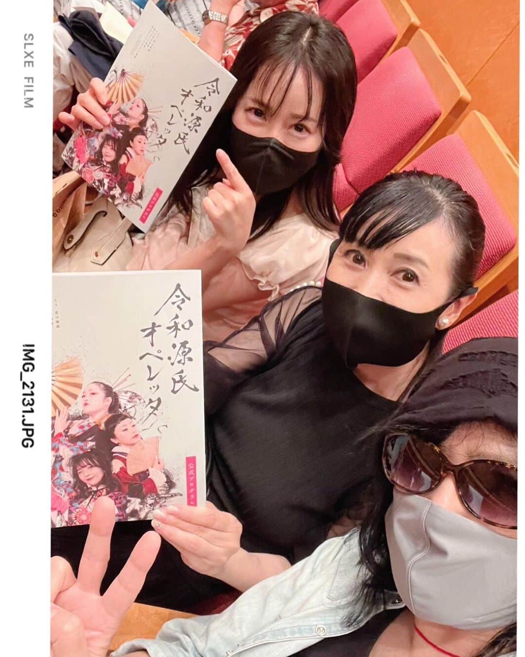 風谷南友のインスタグラム：「先日酒井法子さんの舞台「令和源氏オペレッタ」を観に行かせて頂きました！ 酒井さんありがとうございます✨✨  行く前からビジュを見てこれは絶対！芸術的で美しい世界が繰り広げられる！✨と楽しみでした♪  ラジオ収録で一緒の、京兄さまと西村知美さんと一緒て始まる前からきゃっきゃ♪( ◠‿◠ ) 今日も一髪で完璧な必殺自撮りと共に✨  いよいよ始まり！まず、お衣装が美しい！✨重宗玉緒さんがデザインされた、まさに令和版着物👘✨  yuco.さんのヘアメイクも素敵で、皆さん美しくて妖艶で✨✨  そして、演出・構成・主演もつとめた、中村インディアさんは、ベリーダンサーでもあられるので、登場から素晴らしいダンスを披露✨✨  そしてきましたー！我らか酒井法子姫✨　お芝居はもちろん、歌とダンスでも魅せる‼︎ 舞台のオリジナル曲がミステリアスで世界観が素敵でした！  そしてビジュアルからは予想できない力強い歌声が魅力だった一ノ瀬みかさん✨✨  この御三方がメインで繰り広げられる物語。  なんと酒井さんが、、2人を、、、‼︎？  恋はまさに盲目。 しかし恋が女性を一番美しくも、恐ろしくもする。  源氏物語って本当にいろんな想像をさせてくれますね。  そしてなんと、配信があるそうなので、みなさんも是非！✌️  https://oriental-dancer-india.com/reiwa-genji-operetta-2023/  完璧過ぎる酒井さんが💛✨✨  そして 渋谷愛ビジョンにもメッセージ届きましたが、  ９月には、藤堂和子ママさんを演じられるそうで！？必見ですね⚔  あさって7/19日には35周年記念ベストアルバムが発売！買わなくてはー💛忙しい♪」
