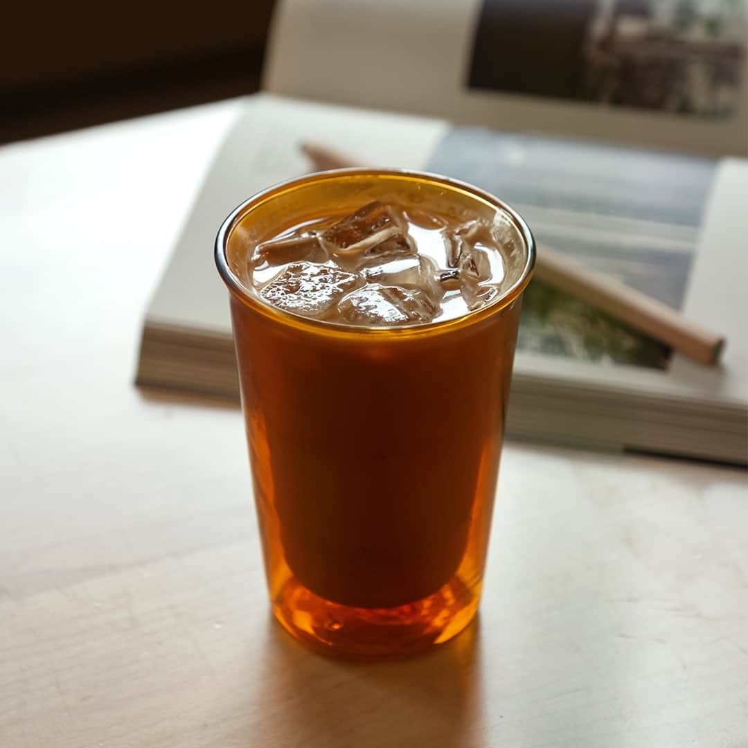 KINTOさんのインスタグラム写真 - (KINTOInstagram)「氷が溶けにくく、飲み物の適温を長時間キープするダブルウォールグラス。氷を入れても結露しないのでテーブルを濡らす心配もありません。ノスタルジックな雰囲気が漂うCAST AMBERは耐熱ガラス製で電子レンジ、食洗機にも対応します。⁠ ⁠ ---⁠ Double wall glasses keeps drinks cold for a long time and prevents ice from melting quickly. Its structure also prevents condensation, so you don't have to worry about your table getting wet. Made of heat-resistant glass, they're microwave and dishwasher safe, perfect for daily use. ⁠ ⁠ ---⁠ Share us your moments with KINTO items by tagging @kintojapan⁠ .⁠ .⁠ .⁠ #kinto #キントー #ダブルウォールグラス #グラスウェア #doublewallglass #glassware」7月18日 17時15分 - kintojapan