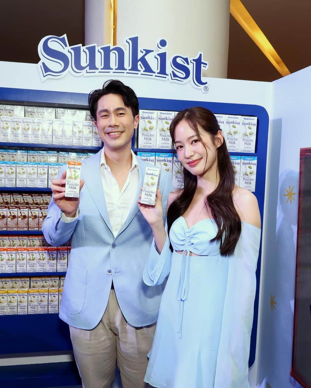 PIMTHAのインスタグラム：「Another healthy choices made! #🩵🤍🩵 #SunkistxPPKrit  #นมซันคิสท์พีพีดื่มแล้วรักเลย  #นมพิสทาชิโอต้องซันคิสท์เท่านั้น  #SunkistThailand #SunkistRealPistachioMilk」