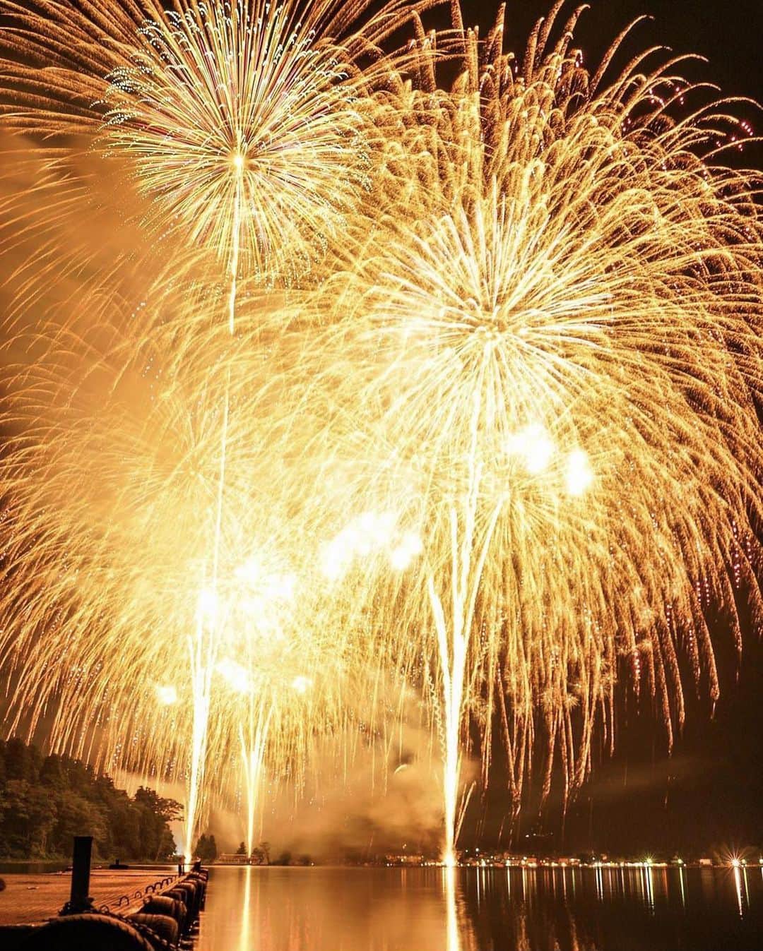 ?長野県 観光 公式インスタグラム さんのインスタグラム写真 - (?長野県 観光 公式インスタグラム Instagram)「// Photo by @yoshi_mosh  Lake Nojiri Fireworks Festival (Shinano Town)  The Lake Nojiri Fireworks Festival, which dazzles the night skies of Shinano Town and Lake Nojiri in summer, is celebrating its 99th year.  Lake Nojiri’s shape resembles that of the light pink and white Confederate rose, called fuyō in Japanese. As a result, it is also known as Lake Fuyō.  The sounds of the fireworks reverberating off the mountains are truly impressive.   *This year’s Lake Nojiri Fireworks Festival is set to be held on July 29th. For details, please contact the Shinanomachi Tourist Association.  ＝＝＝＝＝＝＝＝＝  大正時代中期からの伝統 「野尻湖花火大会」 ＠信濃町  夏の信濃町・野尻湖を彩る「野尻湖花火大会」は今回で99回目 伝統ある風景が湖上と上空に美しく咲きます💕✨️  野尻湖は、大形の薄紅・白の花が咲く芙蓉（ふよう）に 形が似ていることから「芙蓉湖」とも呼ばれているとか👀✨️  湖面に打ち上げられる花火の音は、山々に反響し迫力満点！🎇🎆 伝統ある花火大会にぜひおでかけくださいね😀✨️  ＊） 今年の「野尻湖花火大会」は7月29日に開催予定です。詳細は信州しなの町観光協会公式サイトをご確認ください。  ＿＿＿＿＿＿＿＿＿　  Location / Shinano Town , Nagano , Japan   #nojirifireworksfestival #festival #shinanotown #長野のいいところ」7月18日 17時15分 - nagano_japan