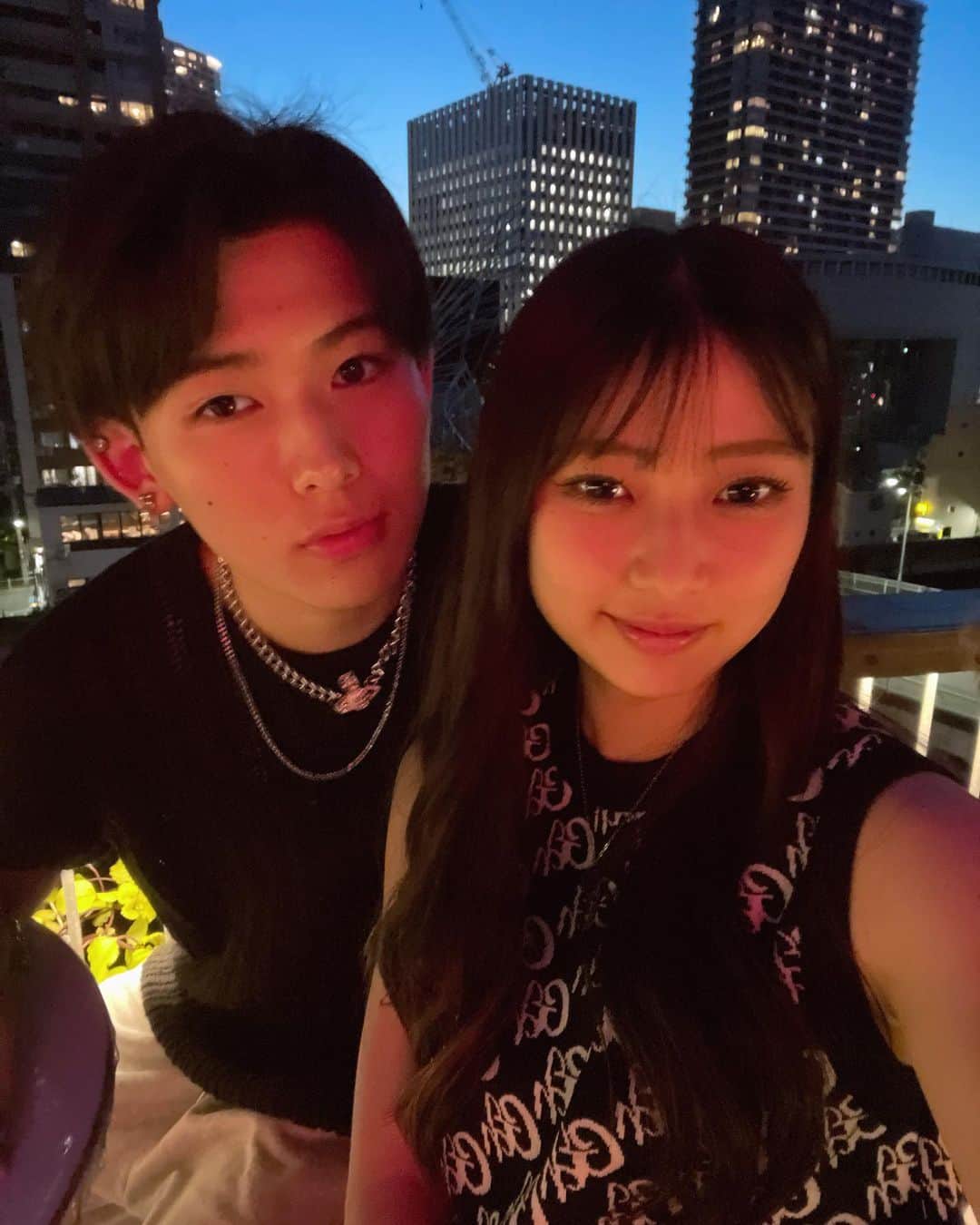 山口永愛さんのインスタグラム写真 - (山口永愛Instagram)「しょうごが予約してくれてた夜カフェ行ったよ🤤💘  めっちゃきれくて素敵な空間すぎた幸！！  でもすぐふざけてまうとあ達にはちょっと大人の映えで難しかったね~笑  おしゃれな撮り方ぜひ教えてください😇   #今日好き #今日好きになりました #チュンムン編 #山口永愛 #とあ  #しょうとあ #カップル」7月18日 17時16分 - toachan74