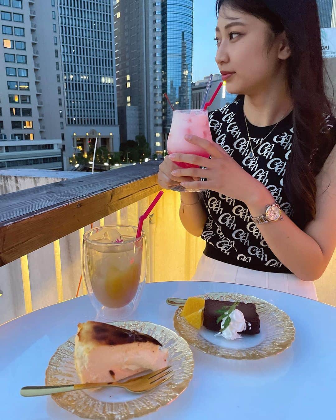 山口永愛さんのインスタグラム写真 - (山口永愛Instagram)「しょうごが予約してくれてた夜カフェ行ったよ🤤💘  めっちゃきれくて素敵な空間すぎた幸！！  でもすぐふざけてまうとあ達にはちょっと大人の映えで難しかったね~笑  おしゃれな撮り方ぜひ教えてください😇   #今日好き #今日好きになりました #チュンムン編 #山口永愛 #とあ  #しょうとあ #カップル」7月18日 17時16分 - toachan74