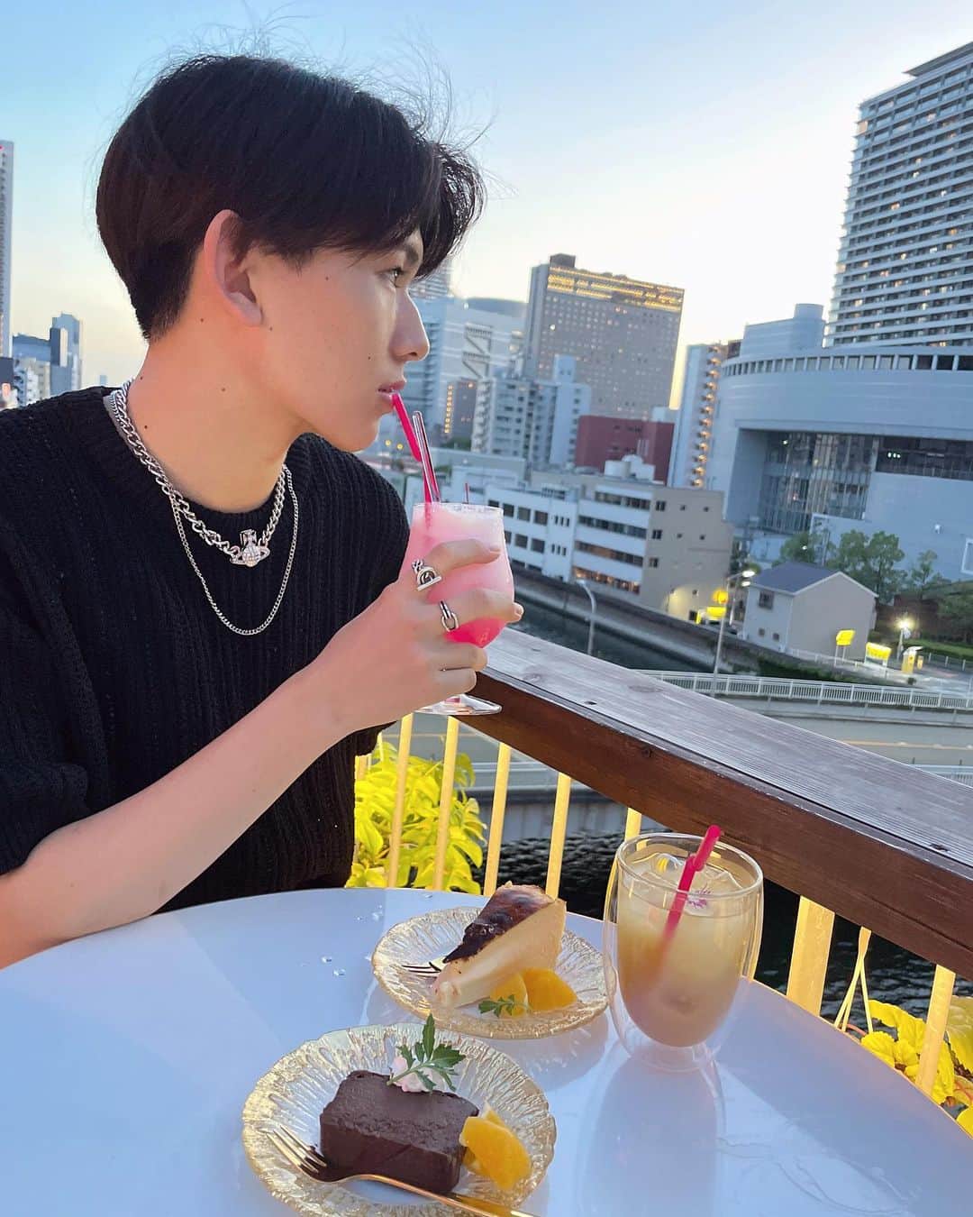 山口永愛さんのインスタグラム写真 - (山口永愛Instagram)「しょうごが予約してくれてた夜カフェ行ったよ🤤💘  めっちゃきれくて素敵な空間すぎた幸！！  でもすぐふざけてまうとあ達にはちょっと大人の映えで難しかったね~笑  おしゃれな撮り方ぜひ教えてください😇   #今日好き #今日好きになりました #チュンムン編 #山口永愛 #とあ  #しょうとあ #カップル」7月18日 17時16分 - toachan74