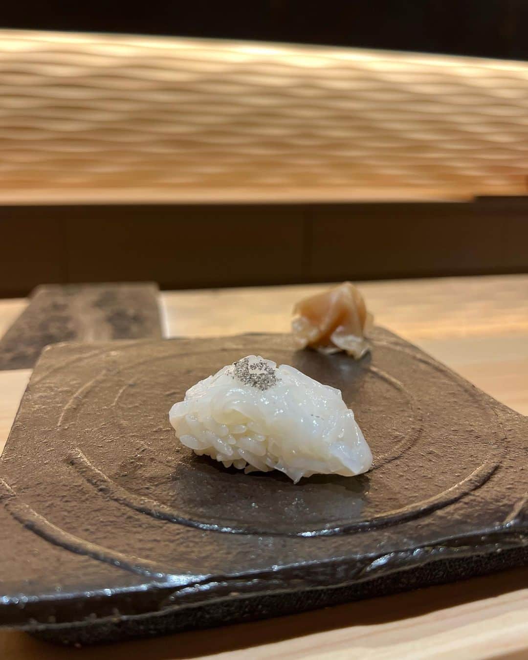 ヒロタナギサのインスタグラム：「_  心斎橋に新しくできたお鮨やさん🍣 @sushi.kakashi   一品もお鮨も、 めちゃくちゃこだわりが伝わってきて 美味しかった♡  なによりもお店の清潔感がとても良きです✨ お店自体も広いから大人数でも🙆‍♀️  心斎橋でお鮨探してる方はぜひ🎶」