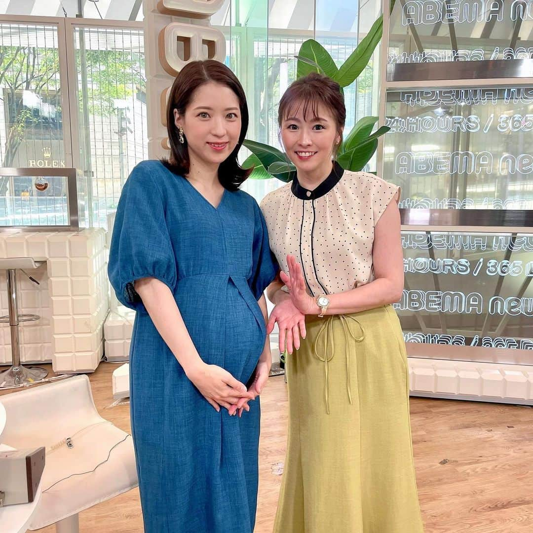 色紙千尋さんのインスタグラム写真 - (色紙千尋Instagram)「AbemaNews本日もゆずりはさんとお伝えしました🌿 明日の午前中も担当します！ 9時〜 10時〜 11時〜ぜひご覧ください😊  産休まで残り少なくなってきました…！ 今回もお腹がすごく前にでるタイプで、早々から苦しくない衣装を用意していただいたスタイリストさんには感謝です🙇‍♀️✨」7月18日 17時17分 - shikishi_chihiro