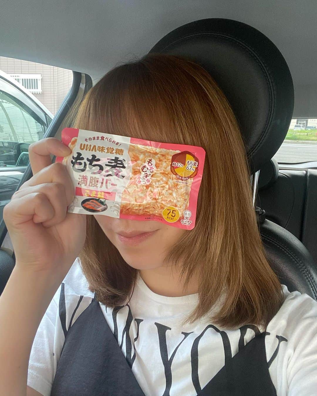 浅井未歩のインスタグラム：「これ、めっちゃいい！！！  小腹空いた時、余計なもの食べずに これを食べればいいと思う！  低カロリーなのに満腹感あり。 もち麦がもちもちプリプリしてて美味しい😋  @uha_mikakuto さん、本当いいもの作ってくれましたね🥹 非常食にも良さそう！ トマトリゾット味もあるらしい🍅  公式通販から買えるみたいなので 今度買ってみよー！  #PR #uha味覚糖 #満腹バー  #プチおきかえ #もち麦満腹バー」