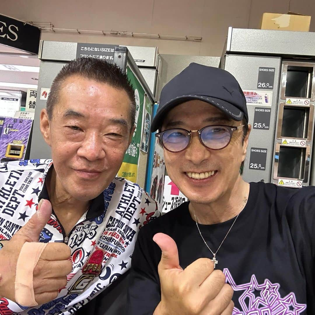 黒田アーサーさんのインスタグラム写真 - (黒田アーサーInstagram)「宇都宮第2トーヨーボウルで 開催された ｢STEEL SHOOTOUT｣ に夫婦で参戦して来ました！  ラッキーな事に師匠の 小林哲也プロが同ボックス！ 結果は予選落ちでしたが、 とても良い経験と勉強に なりました😉👍  師匠哲也プロはさすがです！ 予選トップシードで 準決勝進出しましたが、 残念ながらSHOOTOUTで 敗退してしまいました😂  知り合いが沢山参加してる この大会はいつも楽しいです！ 酒井武雄プロ、西山翔悟くん、 花きゃべつリーグの川瀬くん、 井上くん、小林よしみプロ、 主催者ロバートリープロ他  また次回が楽しみです😊  #小林哲也プロ  #小林よしみプロ  #酒井武雄プロ  #ロバートリープロ」7月18日 17時24分 - kuroda_arthur