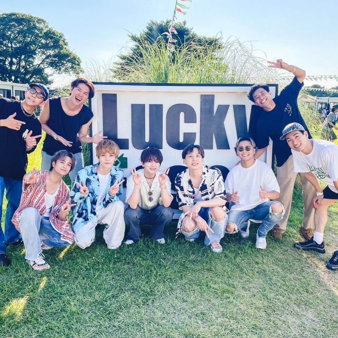 s**t kingzさんのインスタグラム写真 - (s**t kingzInstagram)「2023.07.17『LuckeyFes』  ご来場いただいたみなさま 配信でご覧いただいたみなさま 本当にありがとうございました！  みなさんと最高の夏の思い出をつくりたいと考えたパフォーマンスは、楽しんでいただけましたか？🕺  熱い音を届けてくれたのはDJ 熊井吾郎✨  「TRASH TALK feat.Novel Core」では、Novel Coreがサプライズ登場し、念願のコラボパフォーマンスが実現！🔥  そして 「Oh s**t !!feat.SKY-HI」でもSKY-HIがサプライズ登場し、バチバチに盛り上げてくれました！！😎  この３人、そして観客のみなさまのエールに背中を押されながら、最高のパフォーマンスができました  バックステージでもたくさんの仲間にも会えて最高のひとときでした！  フェスでダンサーがトリを飾るのは史上初のことー  こんな機会をいただいたLuckey Fesスタッフのみなさま 本当にありがとうございました！  #LuckyFes #熊井吾郎 #SKYHI #NovelCore #ailetheshota #ALI #LEO #新しい学校のリーダーズ #Da_iCE #湘南乃風 #シットキングス #シッキン #stkgz」7月18日 17時25分 - stkgz_official