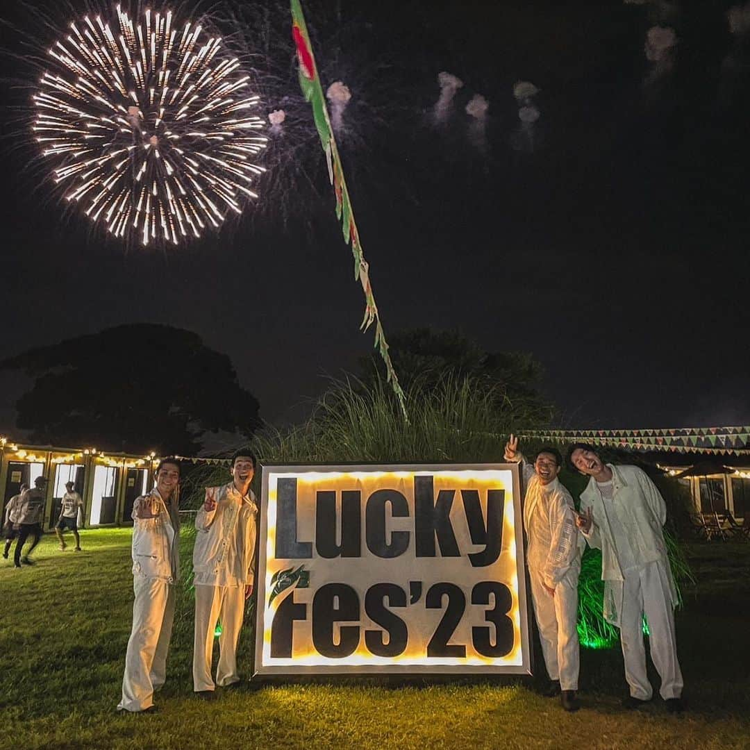 s**t kingzさんのインスタグラム写真 - (s**t kingzInstagram)「2023.07.17『LuckeyFes』  ご来場いただいたみなさま 配信でご覧いただいたみなさま 本当にありがとうございました！  みなさんと最高の夏の思い出をつくりたいと考えたパフォーマンスは、楽しんでいただけましたか？🕺  熱い音を届けてくれたのはDJ 熊井吾郎✨  「TRASH TALK feat.Novel Core」では、Novel Coreがサプライズ登場し、念願のコラボパフォーマンスが実現！🔥  そして 「Oh s**t !!feat.SKY-HI」でもSKY-HIがサプライズ登場し、バチバチに盛り上げてくれました！！😎  この３人、そして観客のみなさまのエールに背中を押されながら、最高のパフォーマンスができました  バックステージでもたくさんの仲間にも会えて最高のひとときでした！  フェスでダンサーがトリを飾るのは史上初のことー  こんな機会をいただいたLuckey Fesスタッフのみなさま 本当にありがとうございました！  #LuckyFes #熊井吾郎 #SKYHI #NovelCore #ailetheshota #ALI #LEO #新しい学校のリーダーズ #Da_iCE #湘南乃風 #シットキングス #シッキン #stkgz」7月18日 17時25分 - stkgz_official