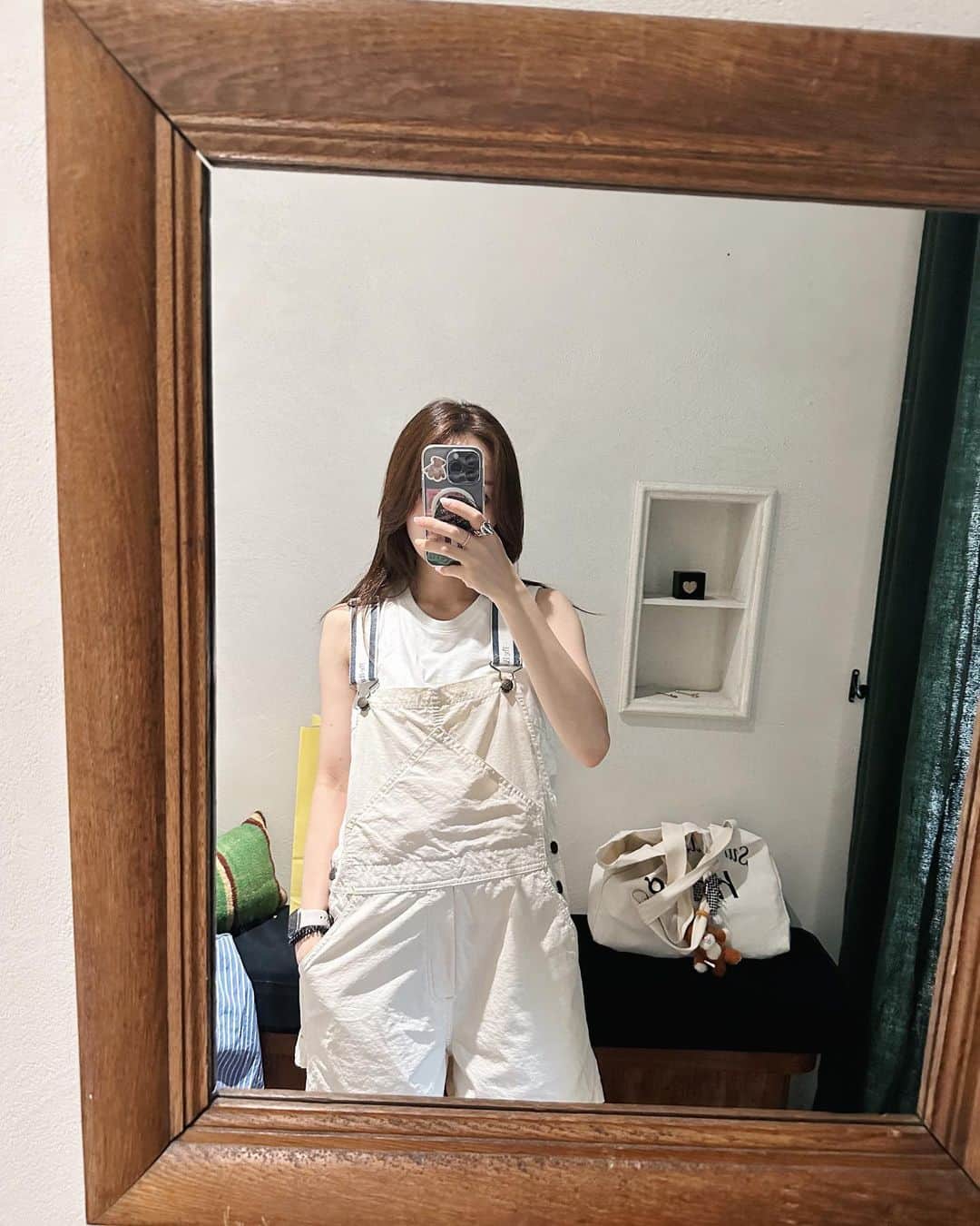 小祝麻里亜のインスタグラム：「あつい　しか言ってないここ数日😶‍🌫️☀️  イヤフォン接続してるのにスマホに耳をかたむけて、電話繋がらないな？ とか変なことばっかりやっちゃってるのは、暑さのせい✊  本当に気をつけてお過ごしくださいね！！」