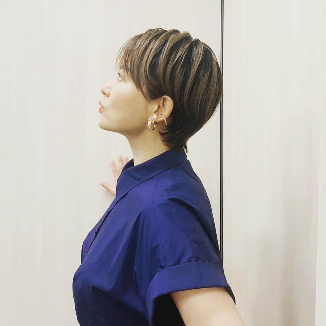 鈴木砂羽さんのインスタグラム写真 - (鈴木砂羽Instagram)「染めたてからちょっと経った 髪色がいい感じ♫ やっぱりアッシュっぽいのが 好きだ〜。  有り難いことに 白髪があんまり生えないので メンテが助かります。 家族の遺伝？！に 感謝ですね😹🙏  #ショートヘア #ヘアカラー #髪色  #ralphlauren #lohmejewelry」7月18日 17時37分 - bombon_sawa
