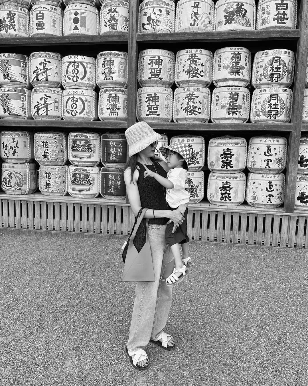 樽見麻緒のインスタグラム：「day off🎞️🩶 首が苦しそう...笑  #outfitoftheday#ootd#momlife#momofboys#kamakura#dayoff#鎌倉#休日の過ごし方#男の子ママ#子育てママ#ママライフ#新米ママ#こどものいる暮らし#子連れお出かけ」