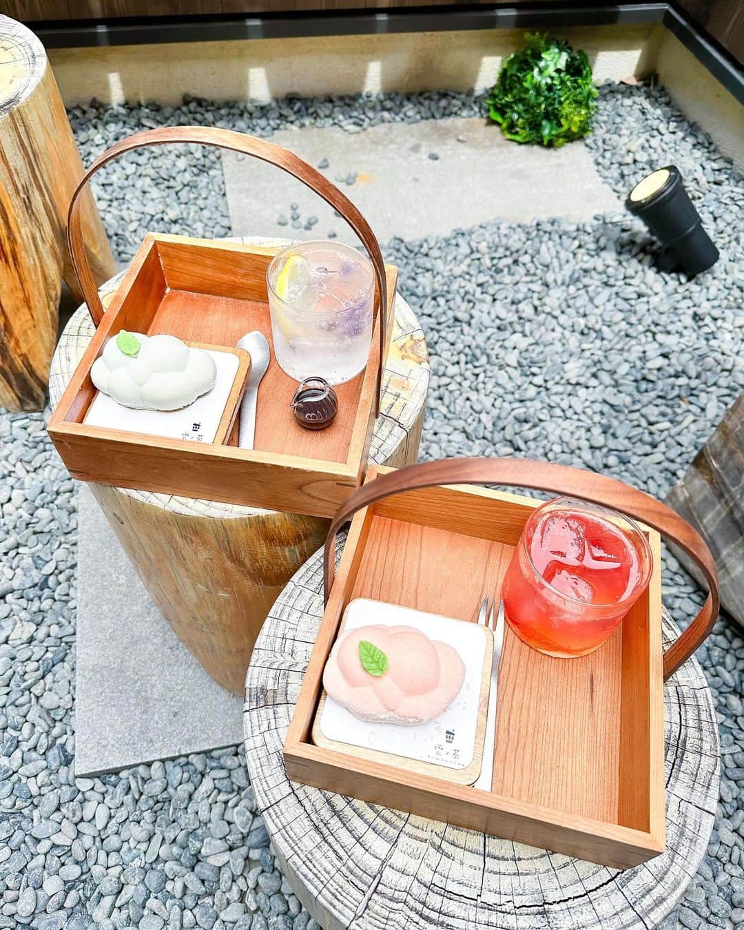 谷口夢奈のインスタグラム：「☁ ⁡ ⁡ 雲ノ茶さん💭 お昼すぎには雲ケーキ売り切れる って聞いて開店突撃しました🦄 ⁡ ☁雲ノ桃ムース ☁雲ノムースと紫陽花ソーダ ⁡ こちらをいただきました🤍 季節で変わるメニューなので、 惹かれるときに行くのがおすすめ！ ⁡ ケーキが売り切れてても抹茶ドリンクが また暑い夏にぴったりだよ🫠🥤 ⁡ ⁡ ⁡ #雲ノ茶 #雲の茶 #KUMONOCHA #雲ノ茶カフェ #京都カフェ #東山カフェ #kyoto #kyotocafe #cafestagram #카페 #교토 #먹스타그램 #맛스타그램」