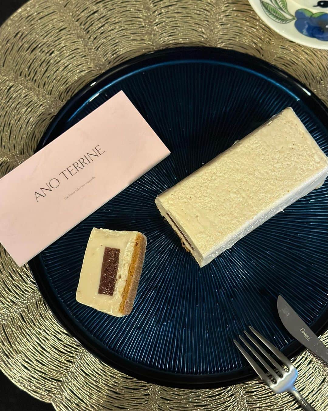 黒田麻理耶さんのインスタグラム写真 - (黒田麻理耶Instagram)「🍓🧀 . お気に入りのお取り寄せチーズケーキ 「ANOTERRINE(@anoterrine)」から新作が登場❣️ 今回は気仙沼ストロベリーチーズテリーヌ🍓🧀 . いちごのつぶつぶ感も感じられながら、 コクがあって濃厚なマスカルポーネ＆クリームチーズも しっかり感じられる😋 口溶けなめらかで、最初から最後までずっと美味しい🥹❣️ . ANOTERRINEのサイトでは バスクチーズテリーヌ、抹茶レアチーズテリーヌ、 ほうじ茶チーズテリーヌが販売中だけど、 この気仙沼ストロベリーチーズテリーヌだけは Makuakeにて先行販売中です🙋‍♀️ . #ANOTERRINE  #アノテリーヌ #いちごスイーツ  #高級スイーツ  #お取り寄せ #お取り寄せグルメ  #お取り寄せスイーツ」7月18日 17時32分 - mariya_kuroda