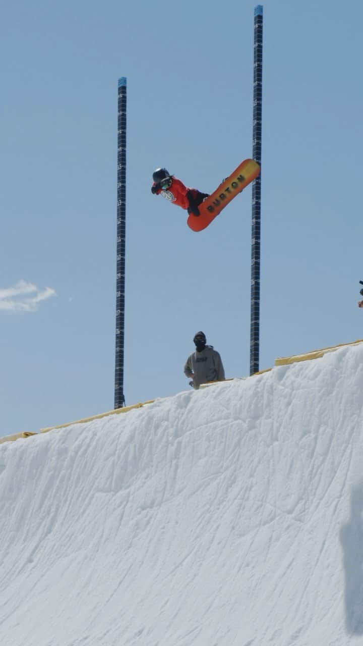 上田ユキエのインスタグラム：「WIRLD QUARTERS 2023🏂 🎥 @k4mara2000 @tora_orion_k 🔥 @slushthemagazine @mammothmountain   #snowboarding #slushthemagazine #mammothmountain」