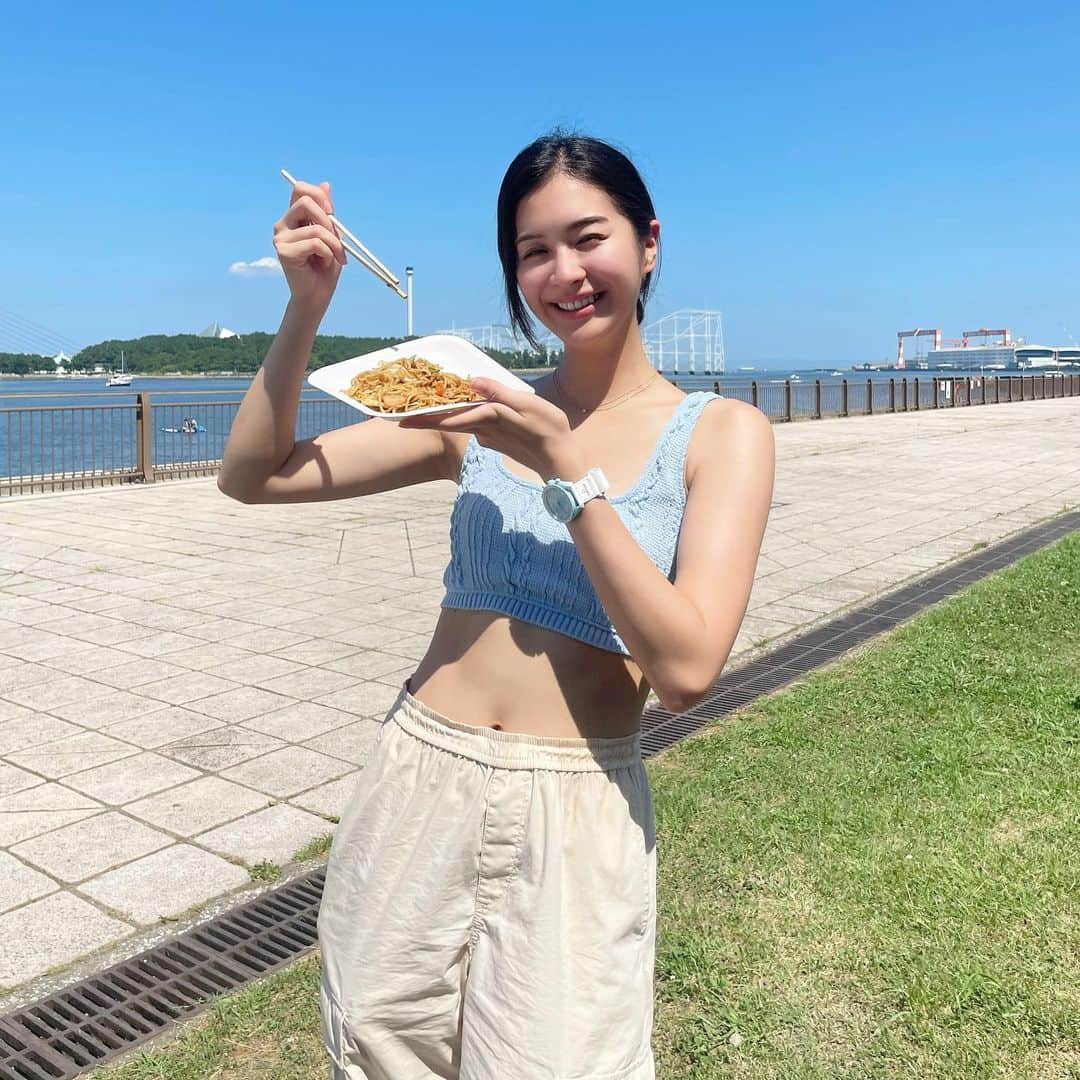 米山珠央のインスタグラム：「. きのうは#海の日 恒例のBBQ🌊🍖☀️ 弟や姪っ子、友人たちと楽しく過ごしました！ . . . #海の公園 #夏の思い出 #夏の風物詩  #スイカ割り #bbq #潮干狩り  #モルック 大会予選敗退 #テントサウナ 一瞬も入ってない」