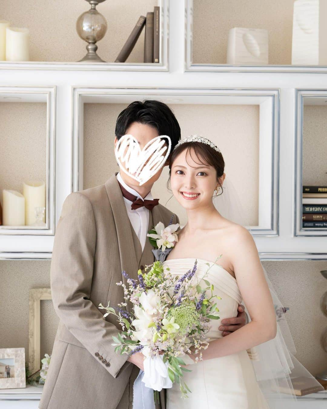 大平有沙さんのインスタグラム写真 - (大平有沙Instagram)「楽しくてずっと笑ってた結婚式☺︎  ヘアメイクは みんな大好きkiyoさん @kiyo_wdhairmake にお願いしました！！ 挙式はつるんとシンプルなシニヨンに上品でナチュラルなヘアメイクに。  ほぼ全てお任せで特に何も言っていないのにめちゃくちゃ好みの感じに仕上げてくださって流石すぎました♡  ドレスは @sustaina_dress さんで一目惚れしたカンタベッラのシンプルなマーメイドドレス。 とても優しかったみゆきさん、またいつかお会いしたいなあ☺︎  #結婚式  #ウェディング #ウェディングドレス #ウェディングヘア #マーメイドドレス  #挙式ヘア  #ウェディングブーケ  #シニヨン  #シャルマンシーナ東京」7月18日 17時35分 - arisa_ohira