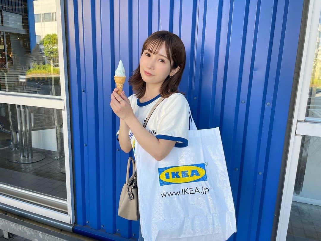 小島みなみのインスタグラム：「. . 暑い日はアイス🍦🩵 . IKEAのソフトクリーム 50円なのすごい！ . . . #ドライブ #おでかけ #休日 #休日の過ごし方 #tシャツコーデ #IKEA #ソフトクリーム #ラムネ味」