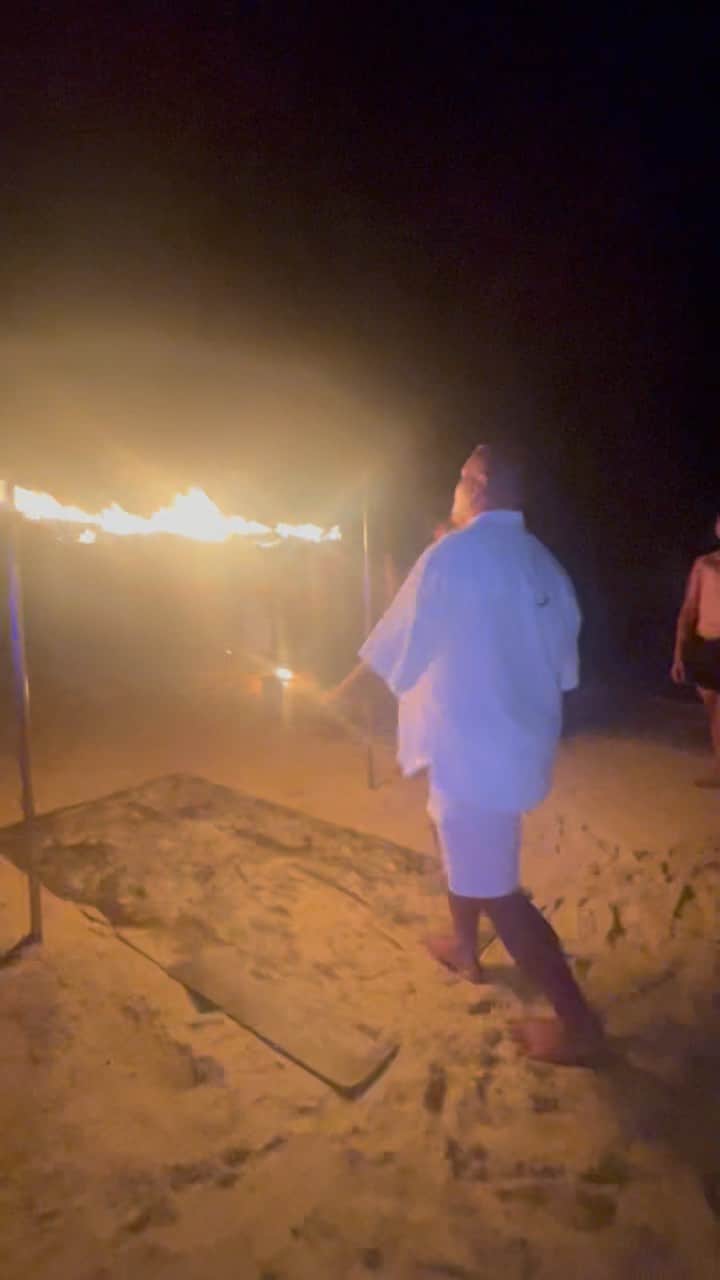 ジェイデン・トア・マクスウェルのインスタグラム：「FIRE ! 🔥 ファイヤー！🔥 こういうのをやってみたかったんだ😂 My knees and back can’t get lower. Lol   #トラベル #プーケット #旅行 #タイ #タイ旅行 #海 #ファイヤー #パティー #リンボーダンス #travel #travelblogger #traveler #phuket #thailand #beach #fire #firedance #limbo #party」