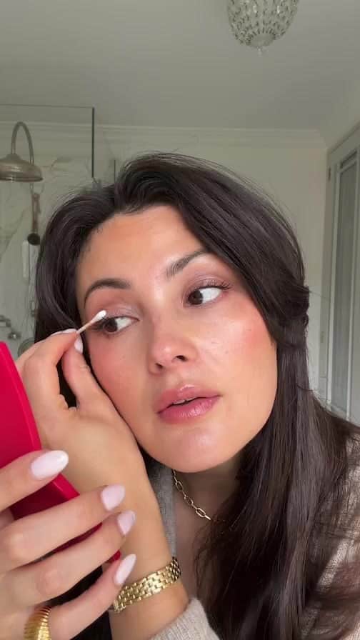 ペオニー・リムのインスタグラム：「GRWM • AM skincare & light day makeup  Products in order of appearance… @sekkeizuofficial am serum @elemis_uki pro collagen rose marine cream @supergoop glow screen  @cledepeaubeaute radiant corrector for eyes - ocher @roseinc cream bronzer - kauai  @guerlain terracotta Le teint - 2C @jonesroadbeauty the best blush - rosy @westmanatelier liquid super loaded - peau de peche  @elemis pro collagen rose hydro mist  @yslbeauty couture mini clutch eyeshadows - 100 @jonesroadbeauty the mascara @hourglass phantom volumising glossy balm - rise 100 & sense 110 @aninebingofficial rose wood   Includes press samples  #peonylimbeauty」