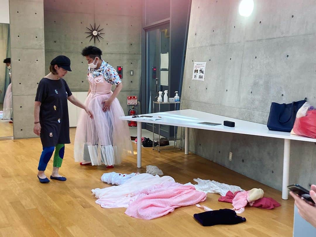 桂春雨のインスタグラム：「【拡散希望】あと4日です。  7月22日「 花詩歌タカラヅカ in YOKOHAMA」まで、いよいよあと一週間となりました。  セシル役の笑金くん、衣装合わせ中です。ピンクがけっこう似合ってます。  全席指定3500円。 1階席チケットまだございます。  ご予約ご希望の方は、下記メールアドレスまでご連絡ください。当日精算でチケット取り置き致します。  皆さま、ぜひ観にいらしてください。  問合せ・予約(座席はお選びいただくことが出来ません) hanatakarevue@yahoo.co.jp ※緊急連絡先をお書き添え下さい」